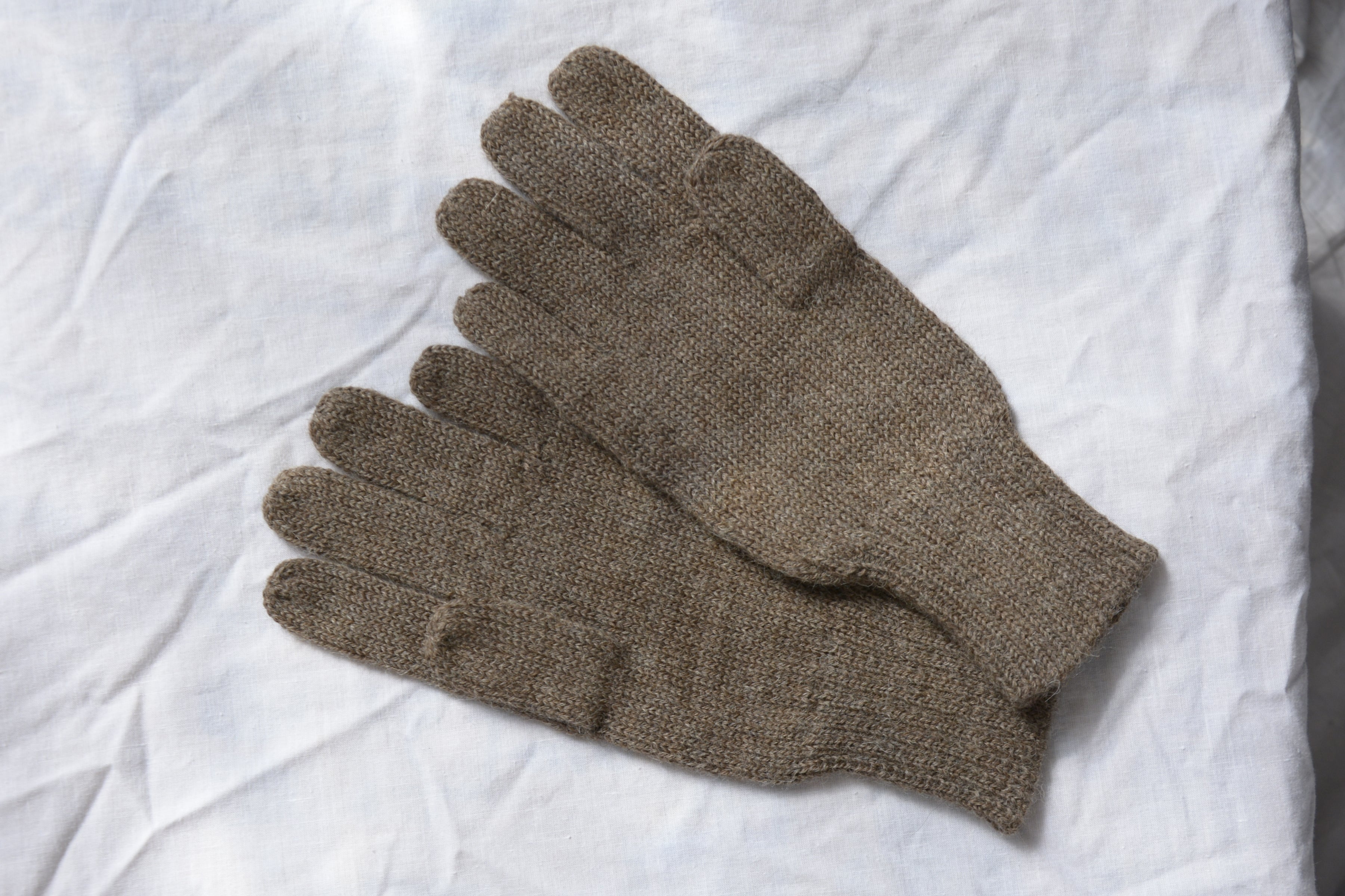 Alpaca_wool_clothing_coffee_gloves