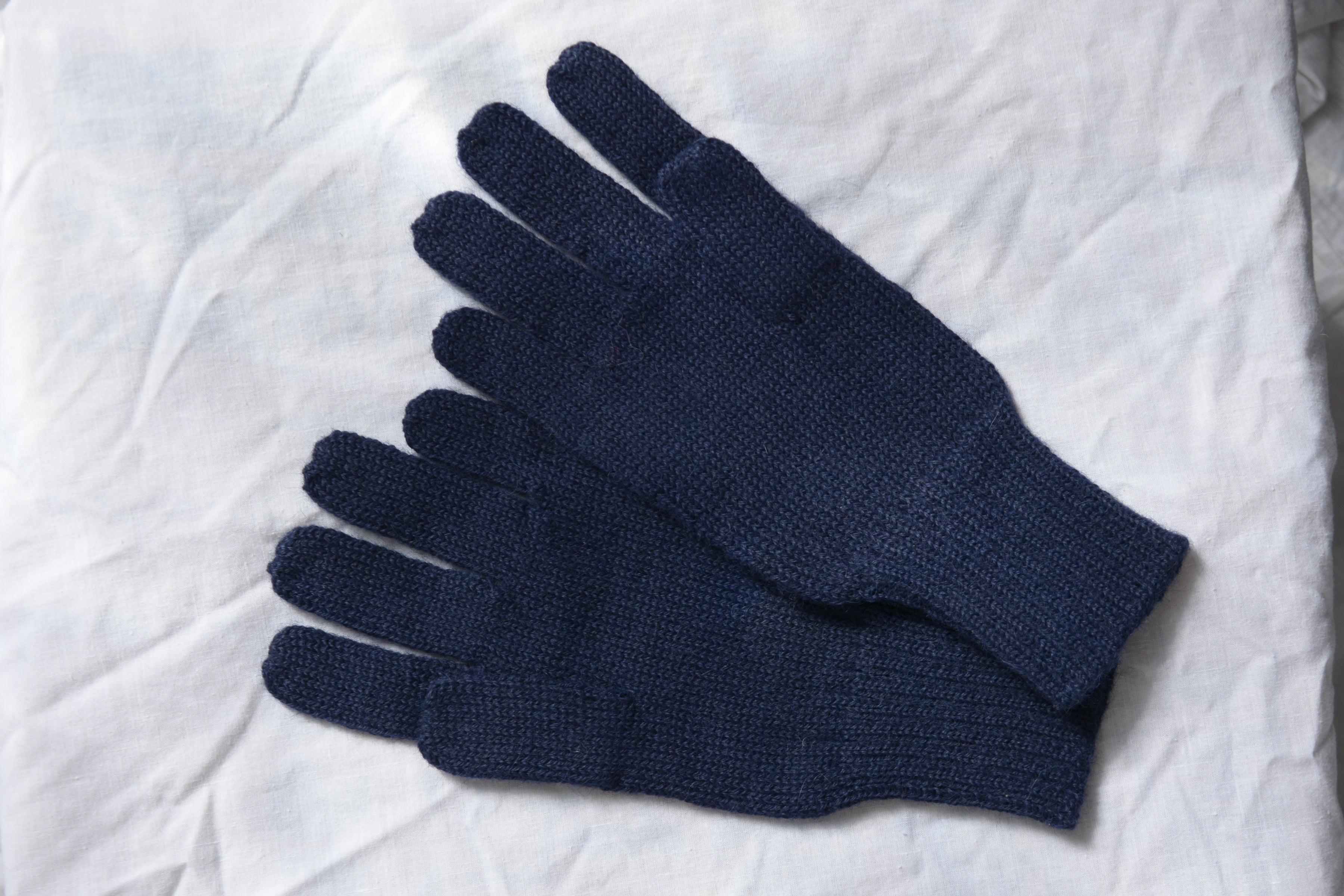 Alpaca_wool_clothing_blue_gloves