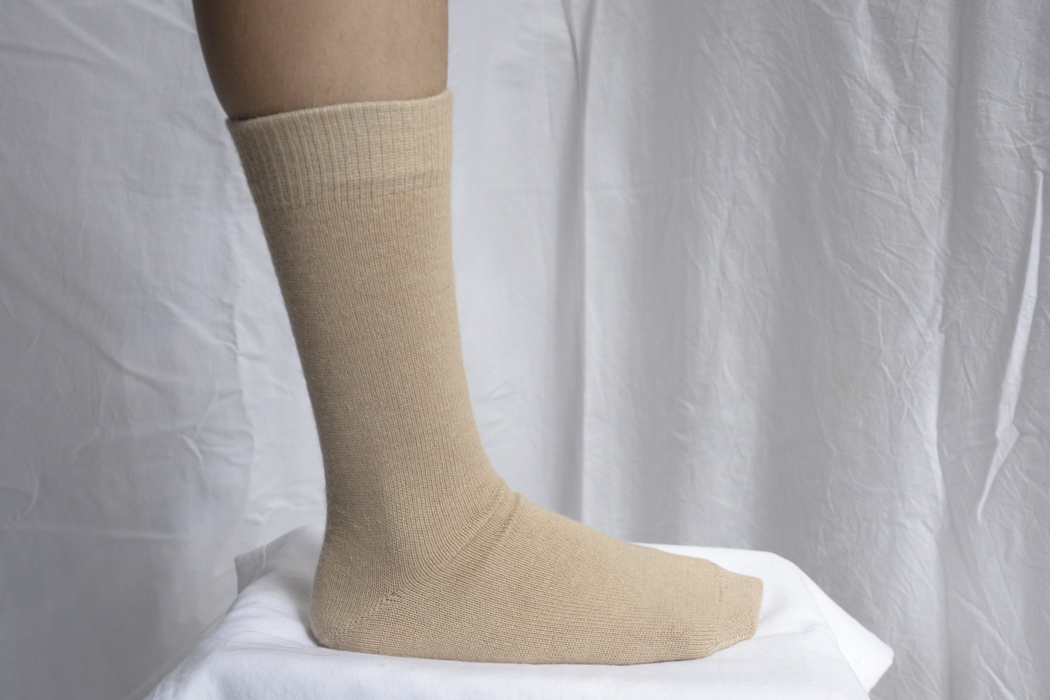 Alpaca_clothes_en_Peru_foot_with_beige_sock