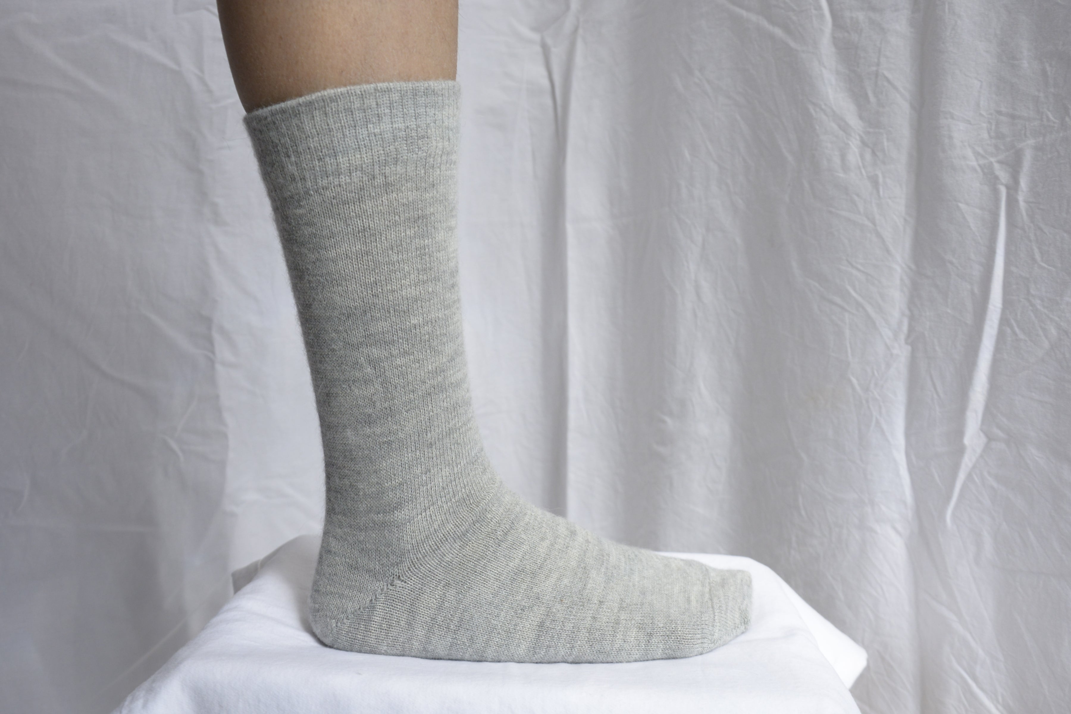 Alpaca_clothes_en_Peru_foot_with_light_gray_sock