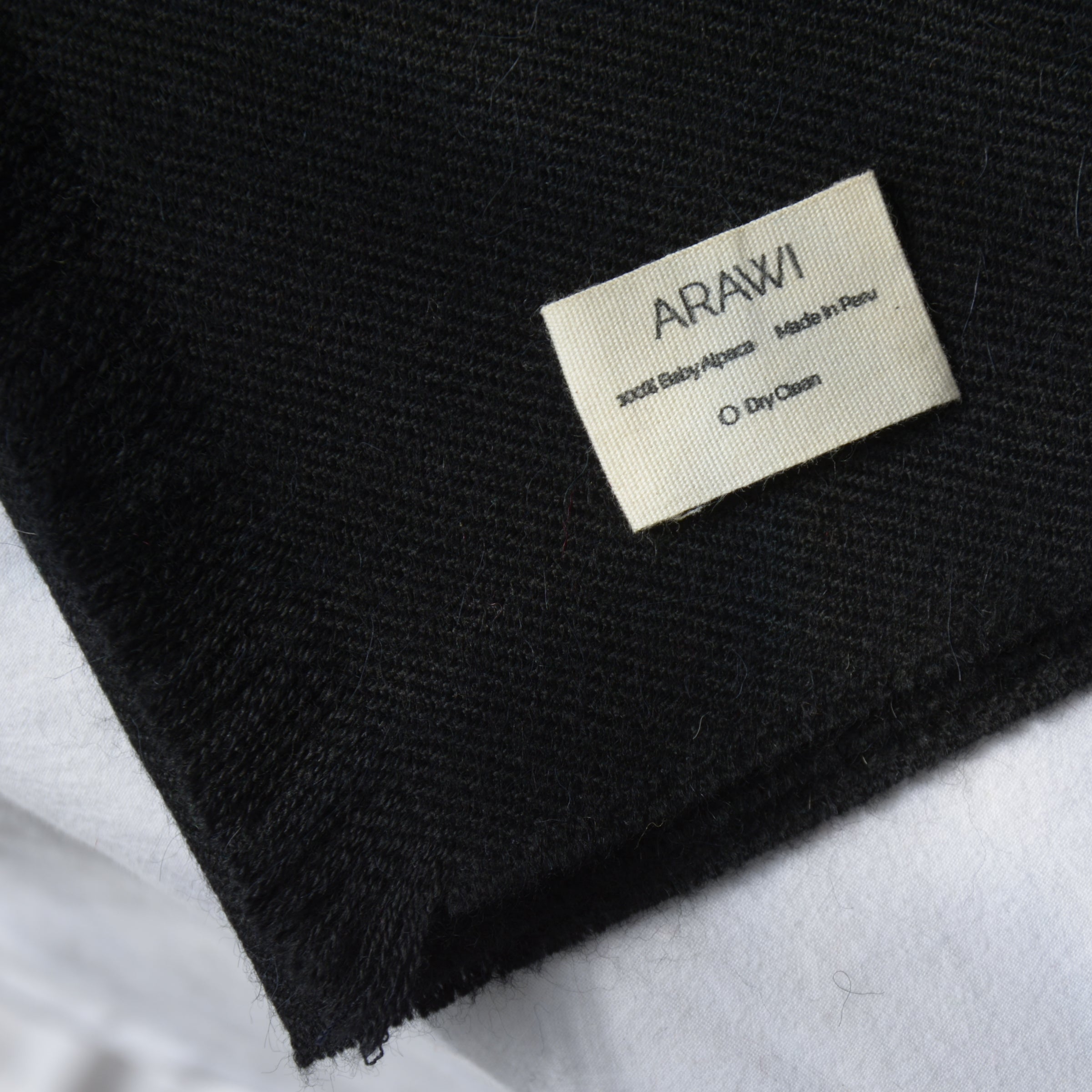 Large_scarf_alpaca_en_Peru_black_wool