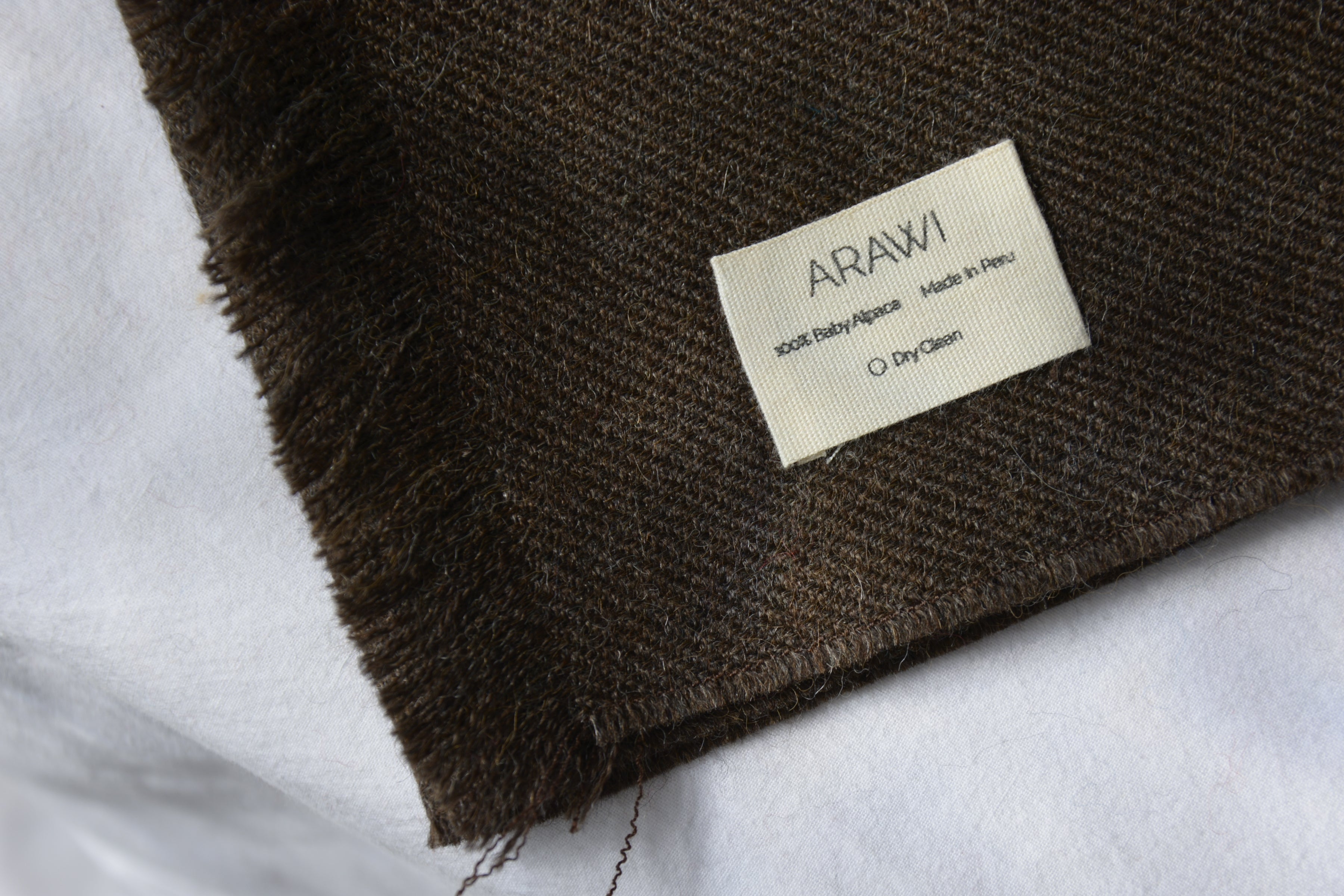 Large_scarf_alpaca_en_Peru_brown_wool