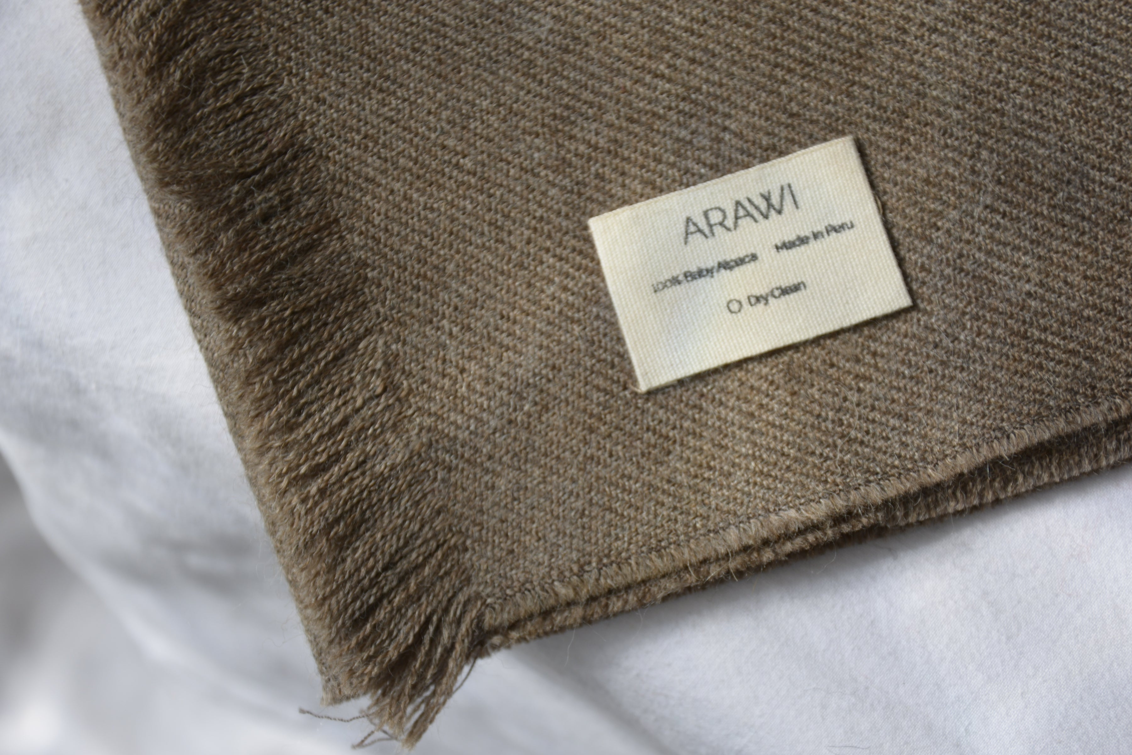 Large_scarf_alpaca_en_Peru_coffee_wool