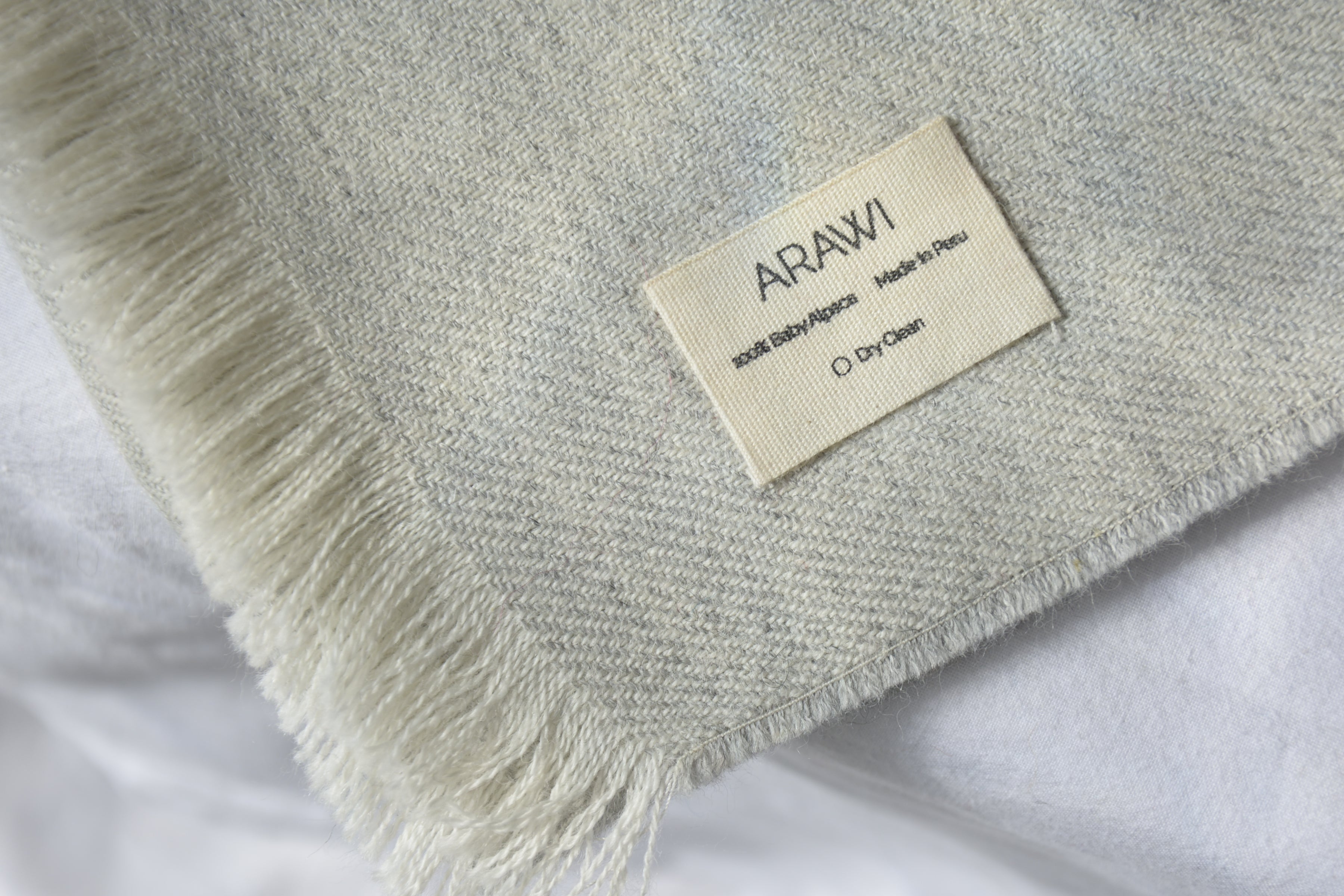 Large_scarf_alpaca_en_Peru_light_gray_wool