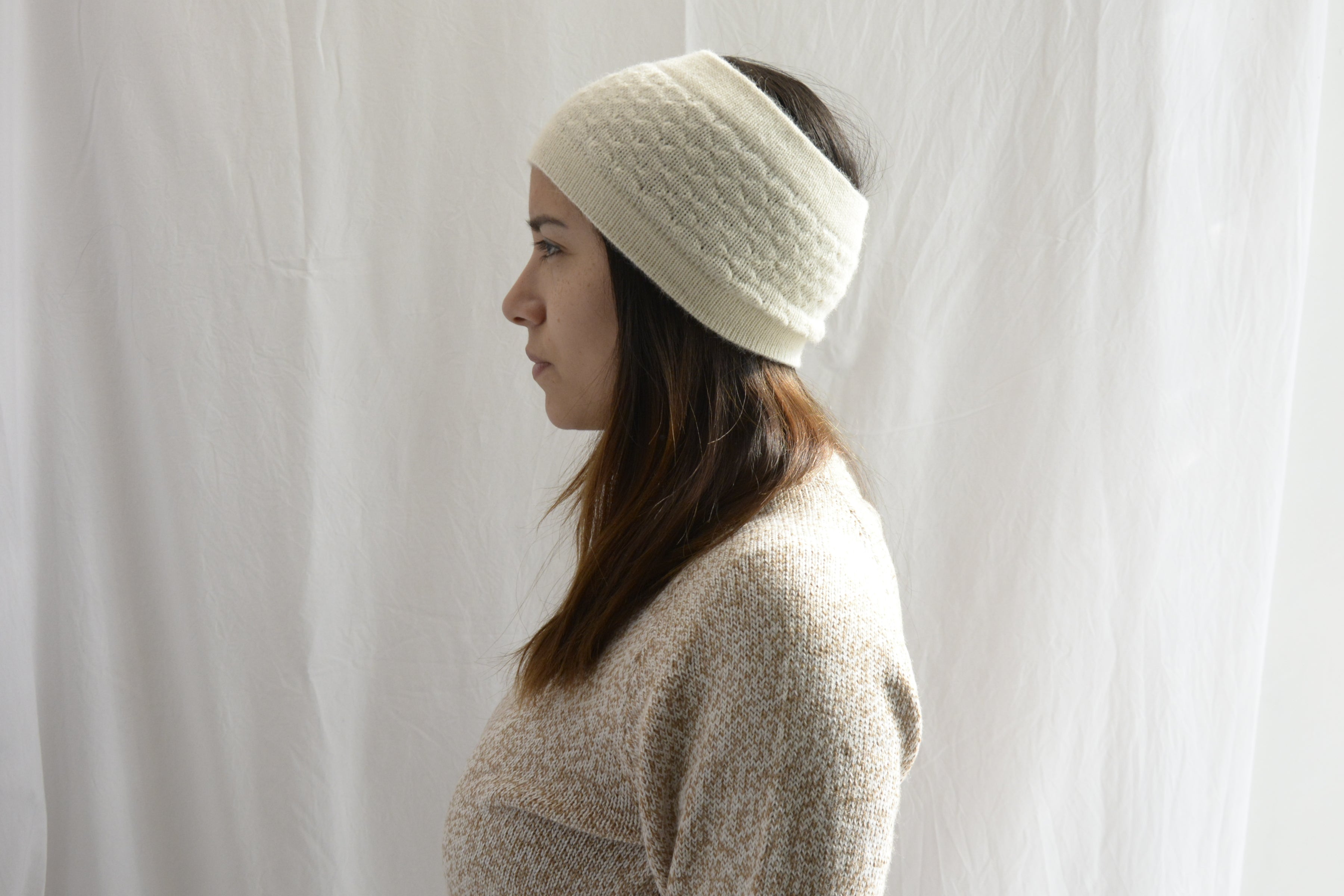 Woman_wearing_white_head_band_peruvian_wool