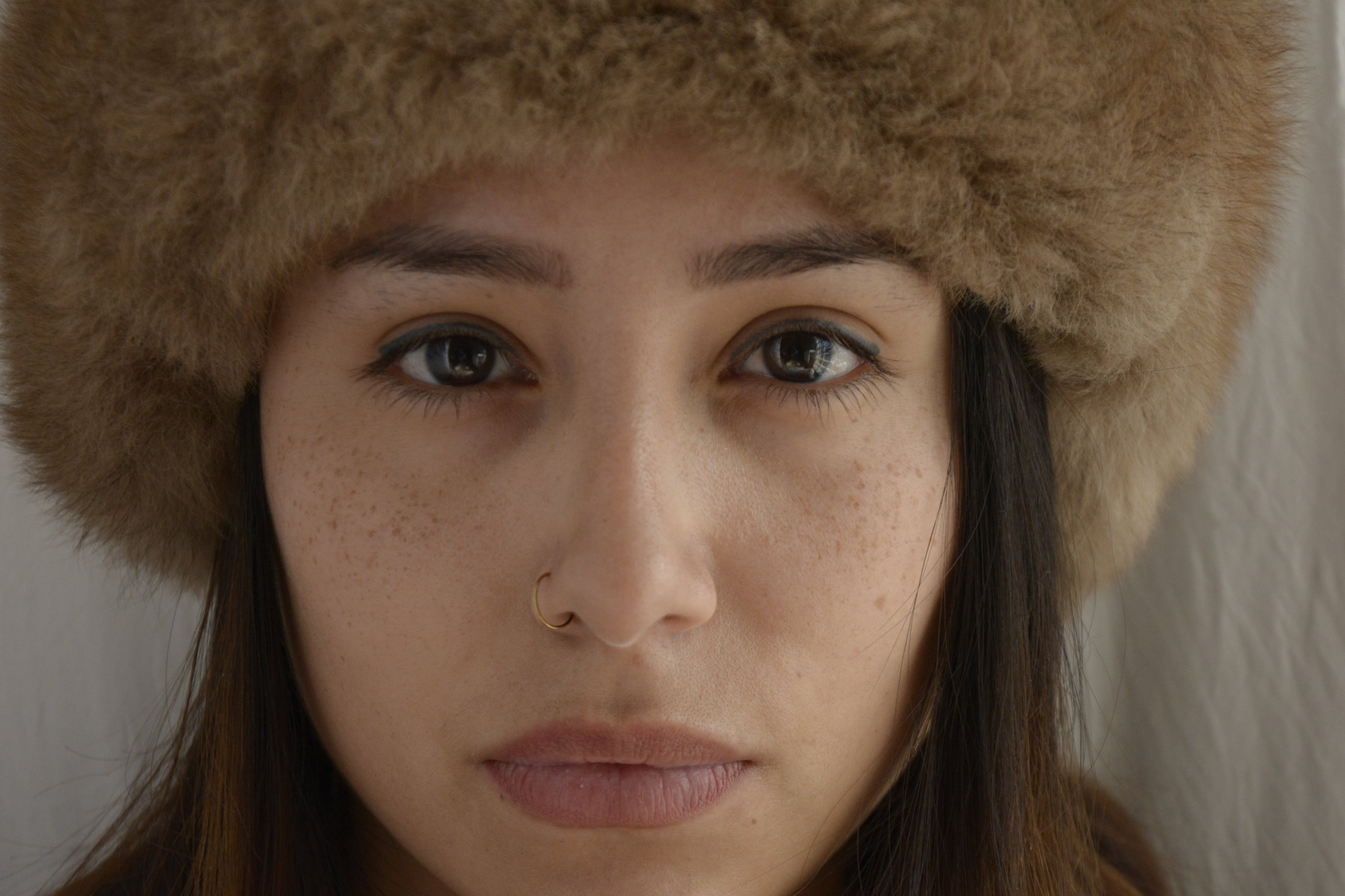 Woman_wearing_beige_warmy_hat_peruvian_alpaca_wool