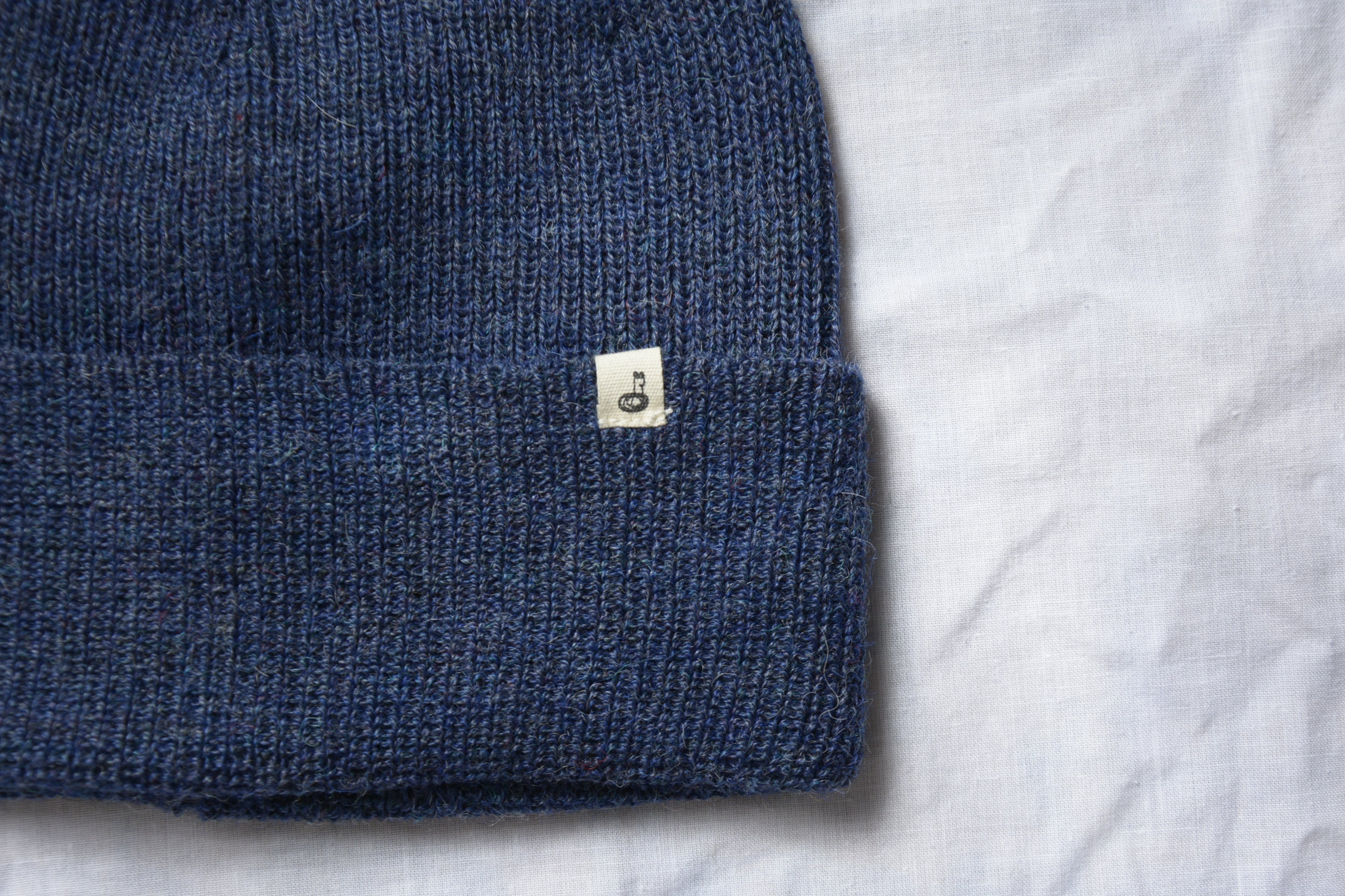 Blue_beanie_closer_with_logo