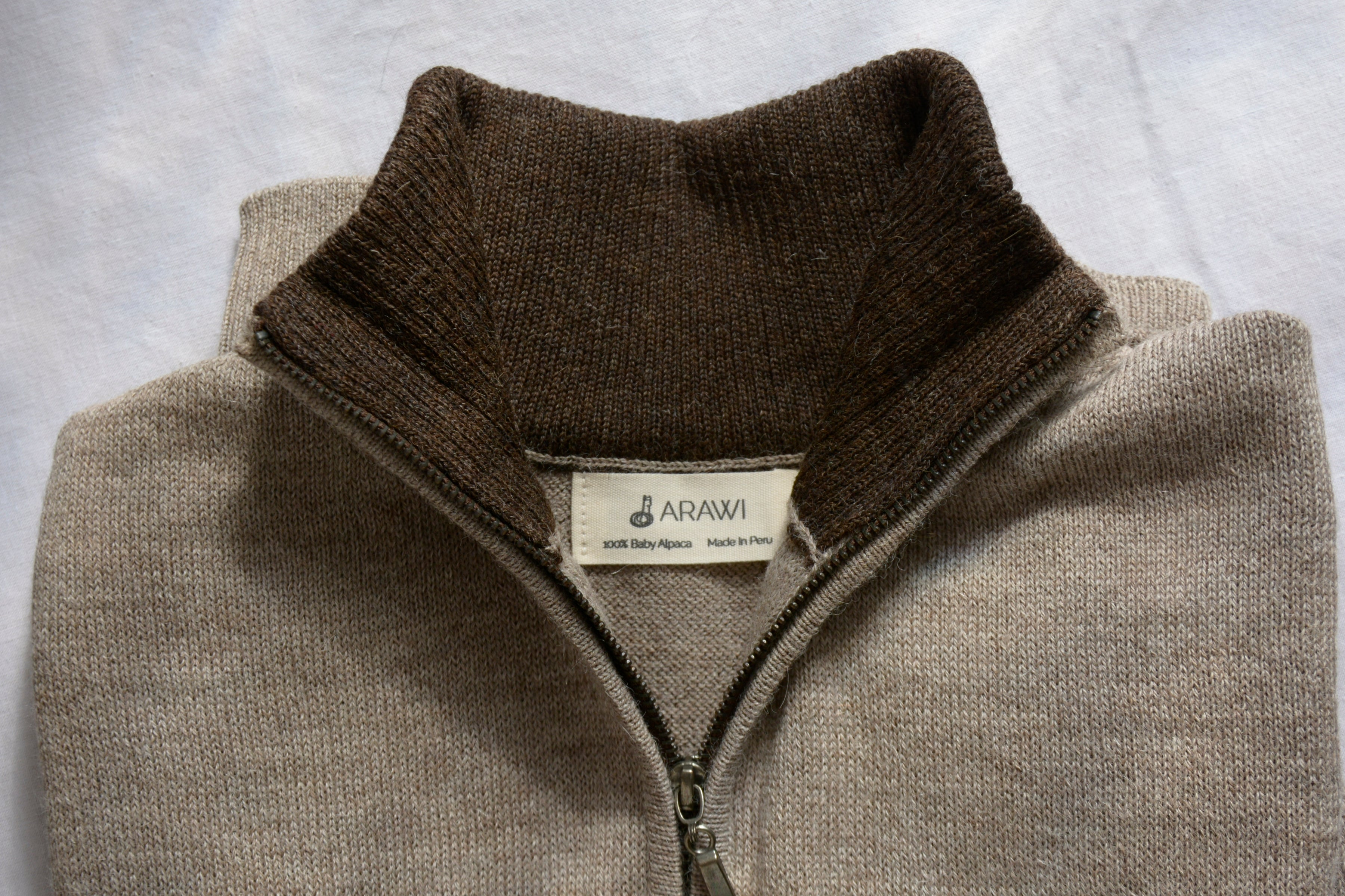 Alpaca_wool_men_clothes_in_Peru_coffee_colored