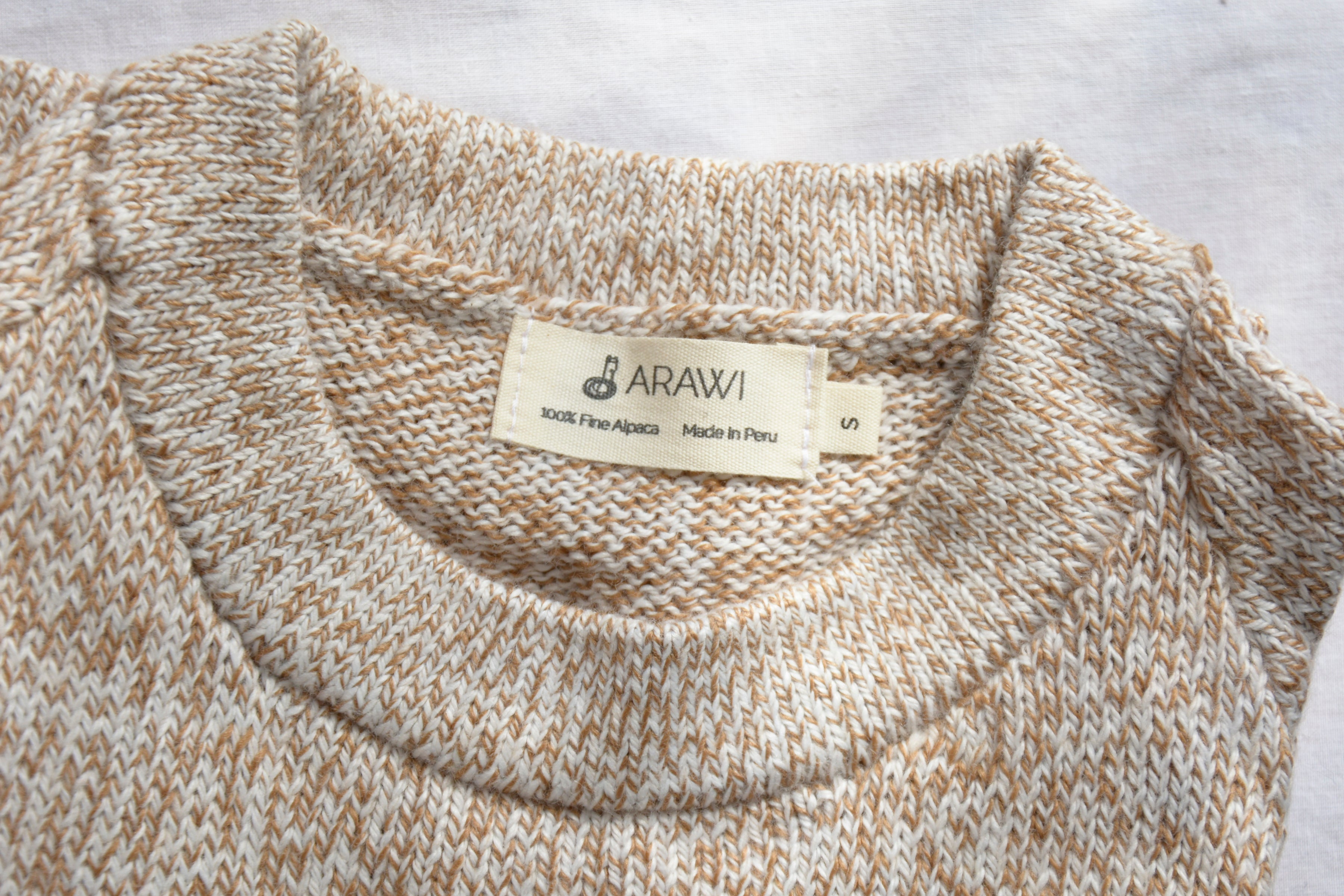 Alpaca_wool_clothes_in_Peru_cream_colored