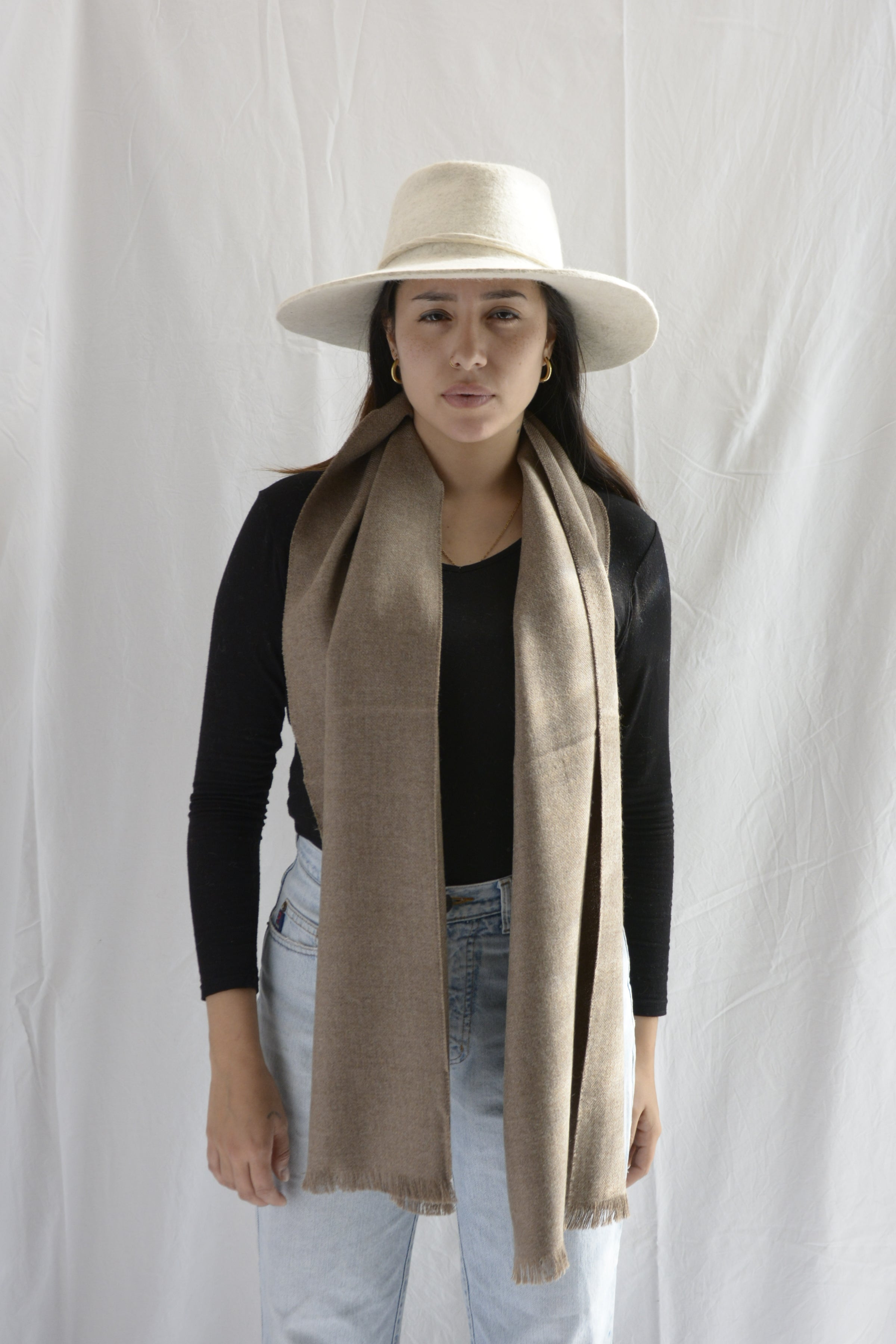 Woman_wearing_cream_hat_and_coffee_scarf_in_Peru