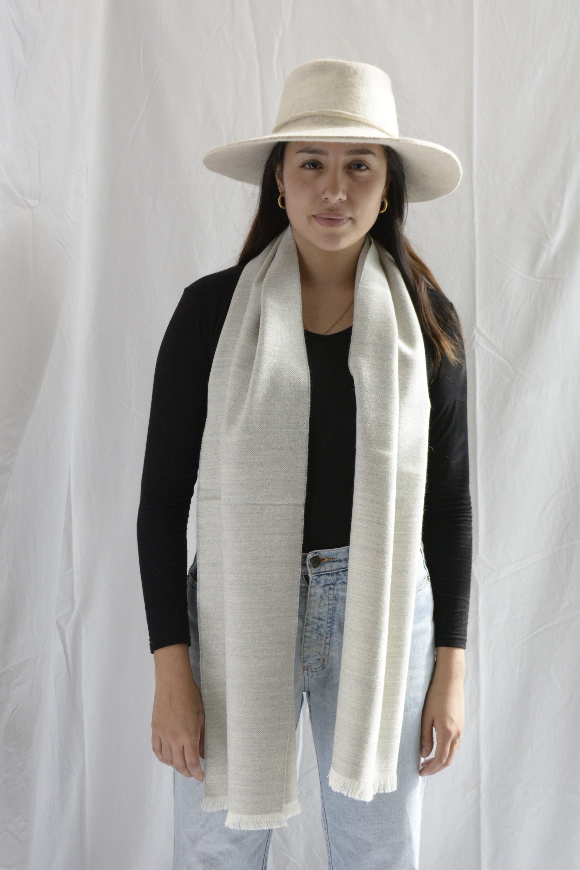 Woman_wearing_cream_hat_and_scarf_in_Peru
