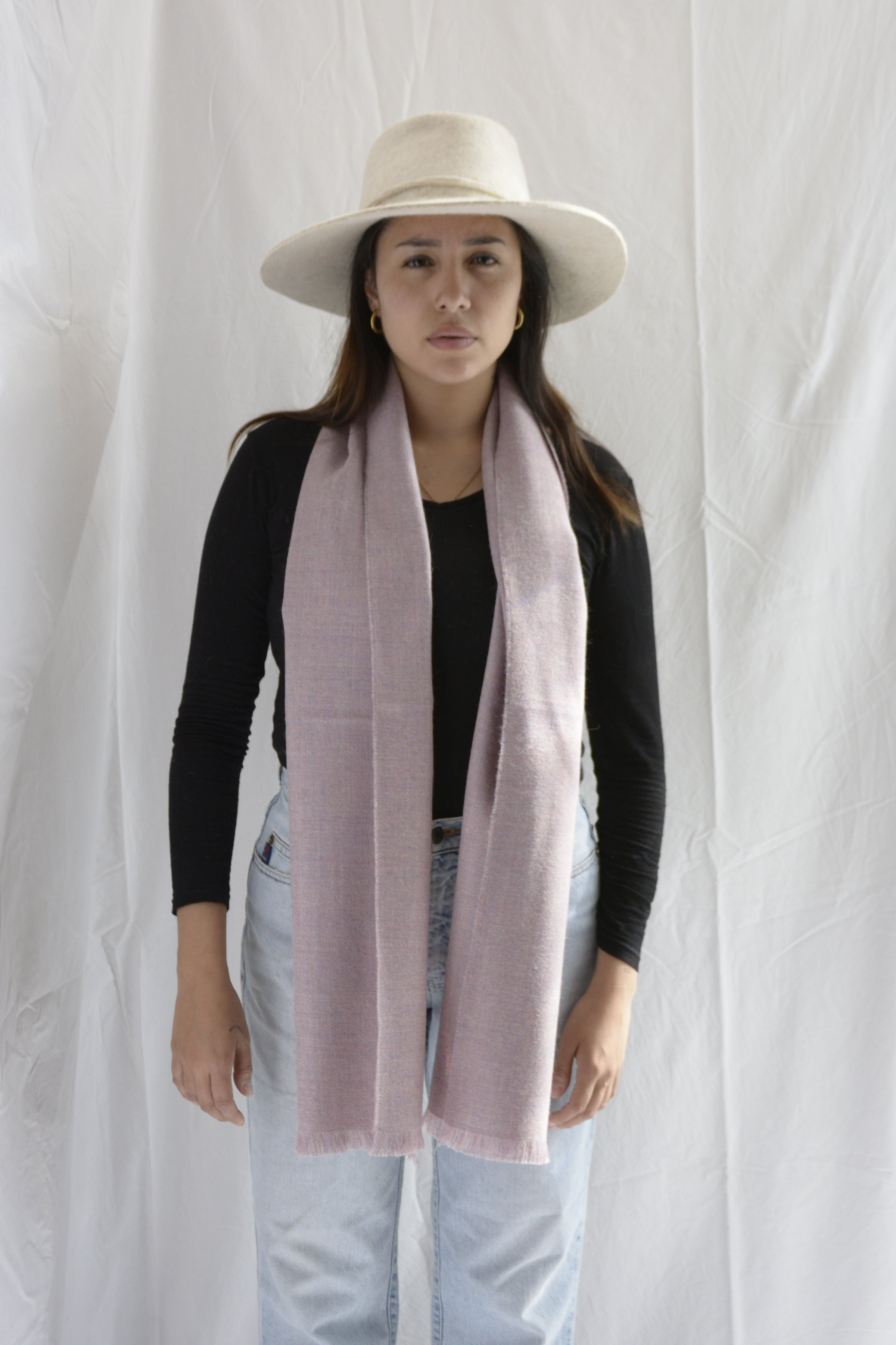 Woman_wearing_cream_hat_and_pink_scarf_in_Peru