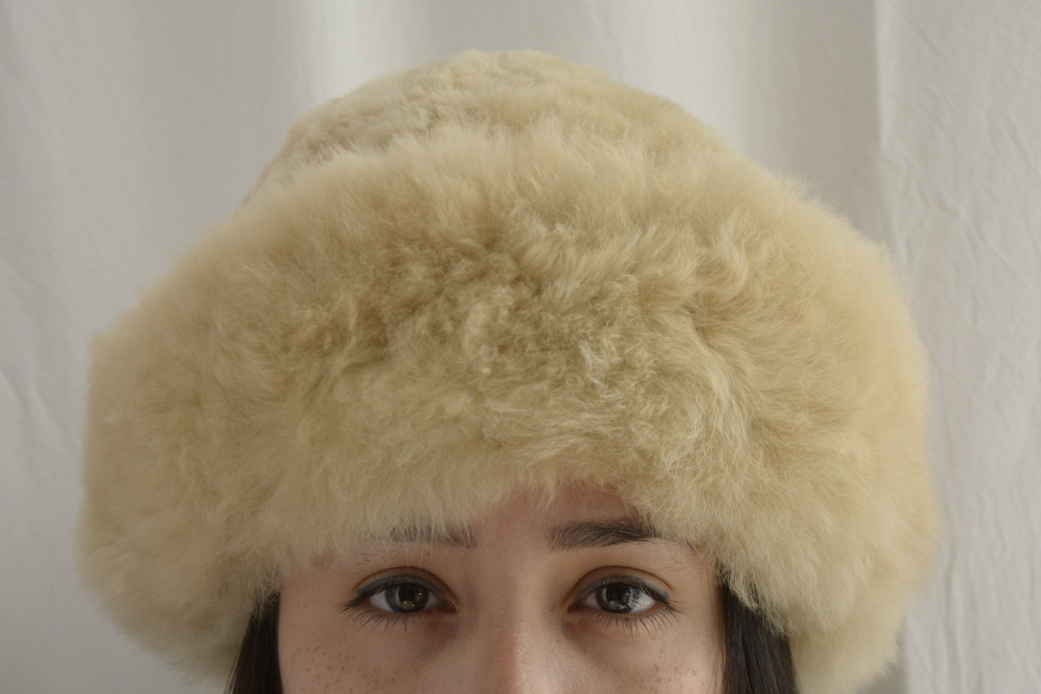 Woman_wearing_cream_warmy_hat_peruvian_alpaca_wool