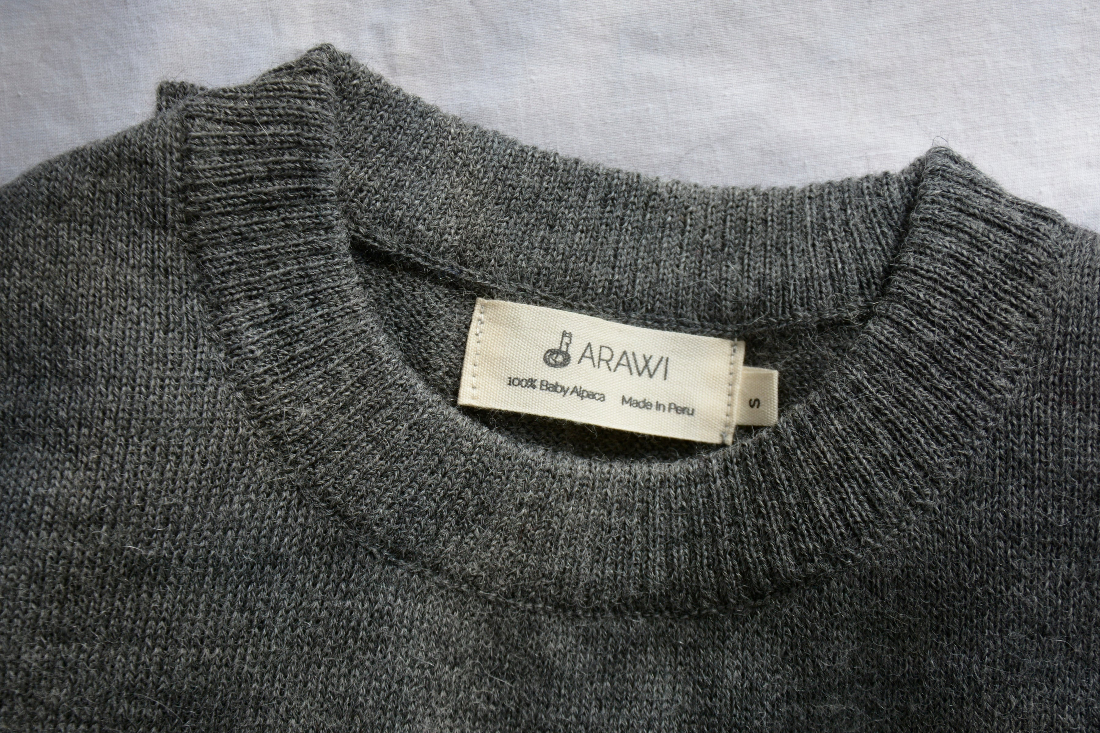 Alpaca_wool_clothes_in_Peru_gray_colored