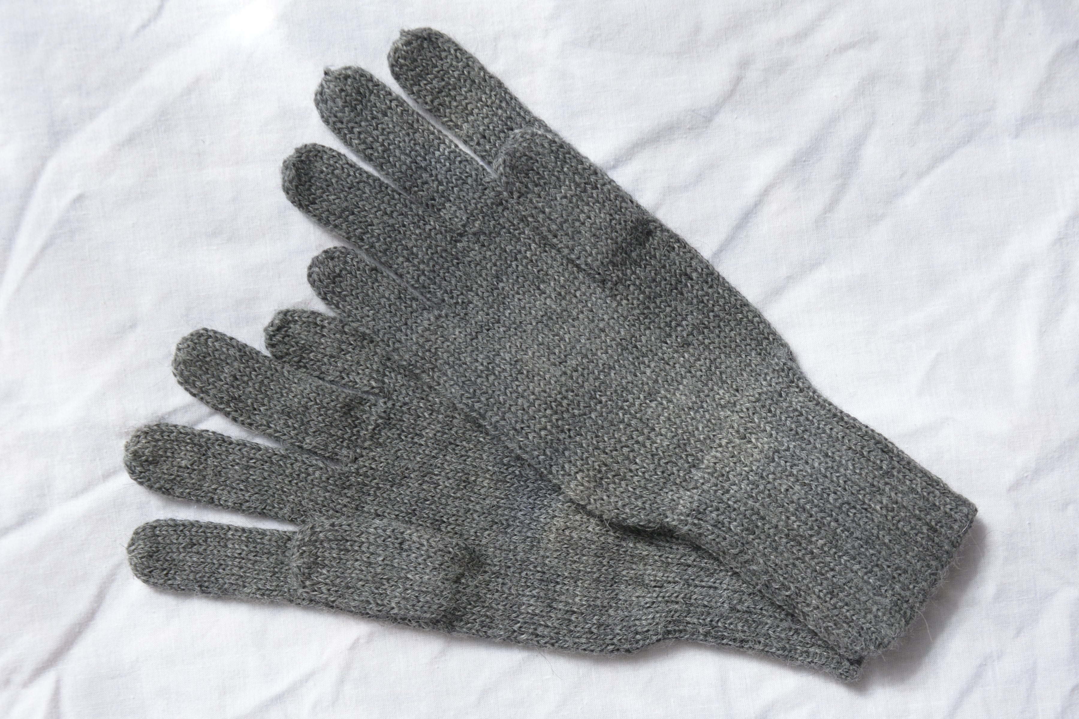 Alpaca_wool_clothing_gray_gloves