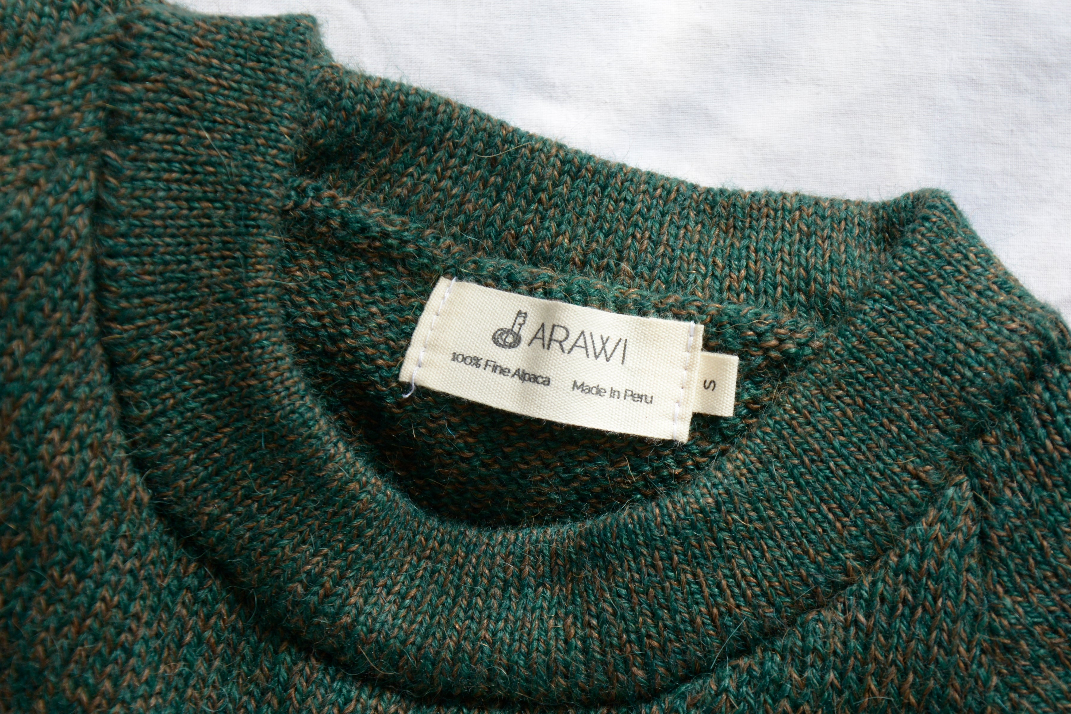 Alpaca_wool_clothes_in_Peru_gree_colored