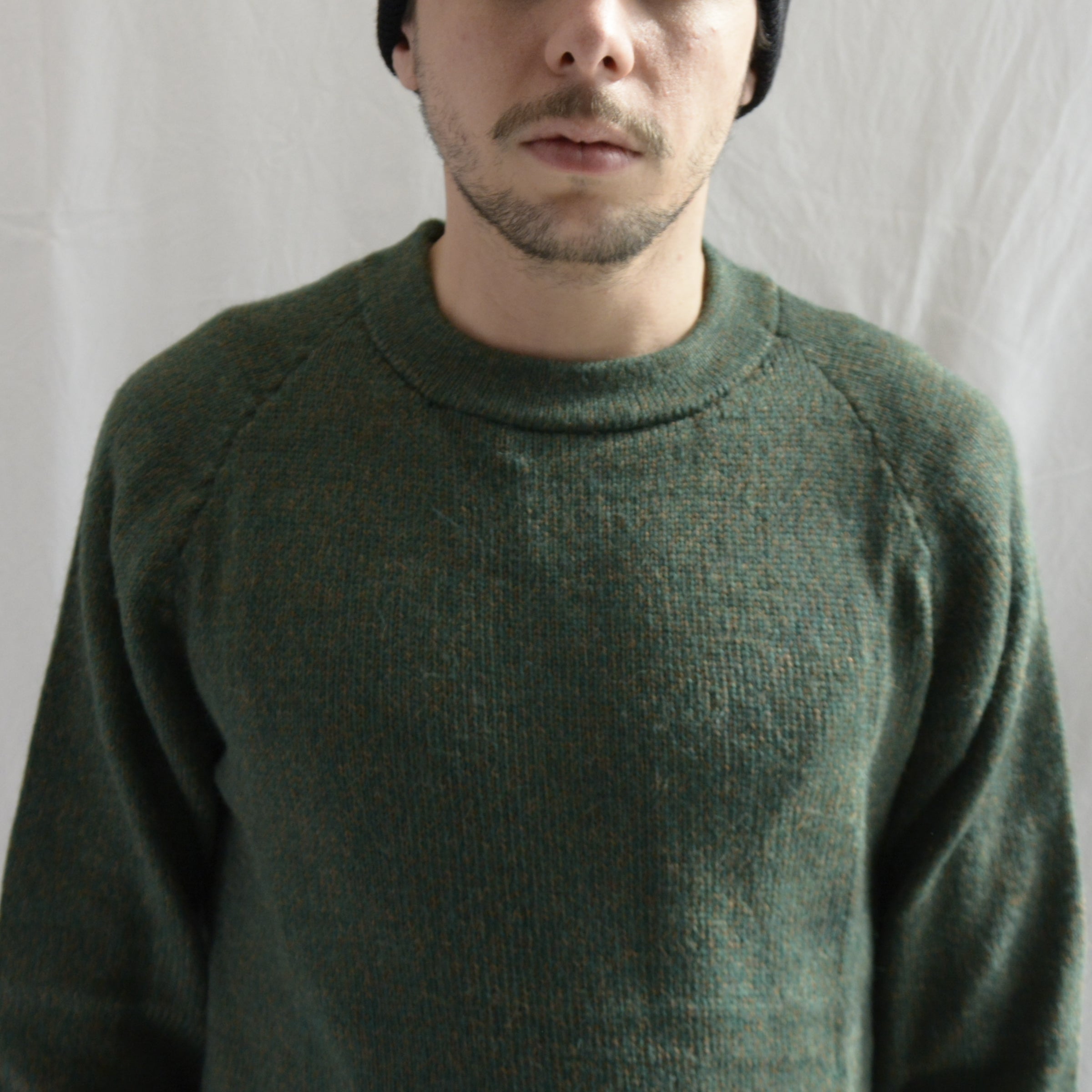 Man_wearing_Alpaca_wool_clothes_in_Peru_green_colored