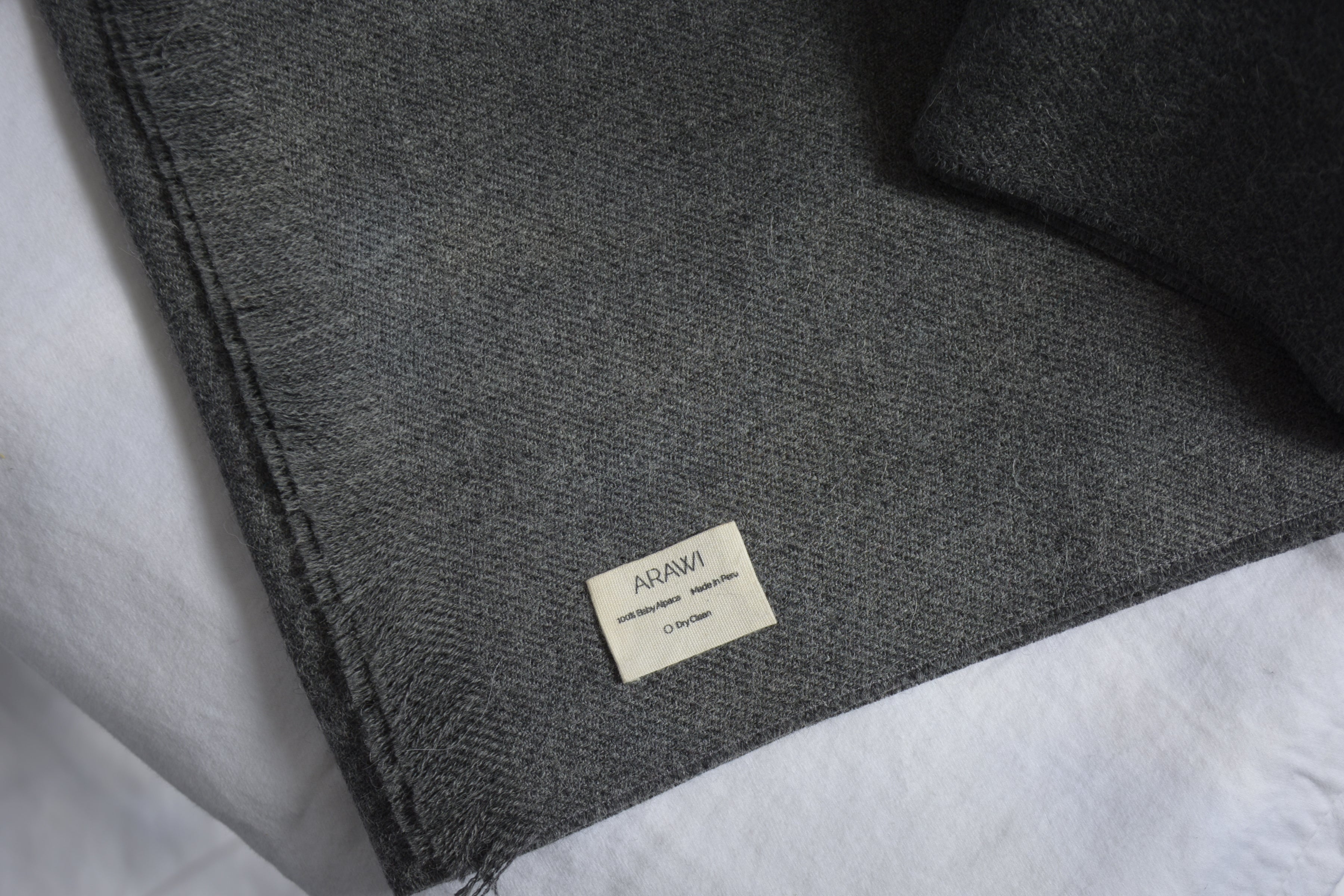 Gray_large_scarf_alpaca_Peru