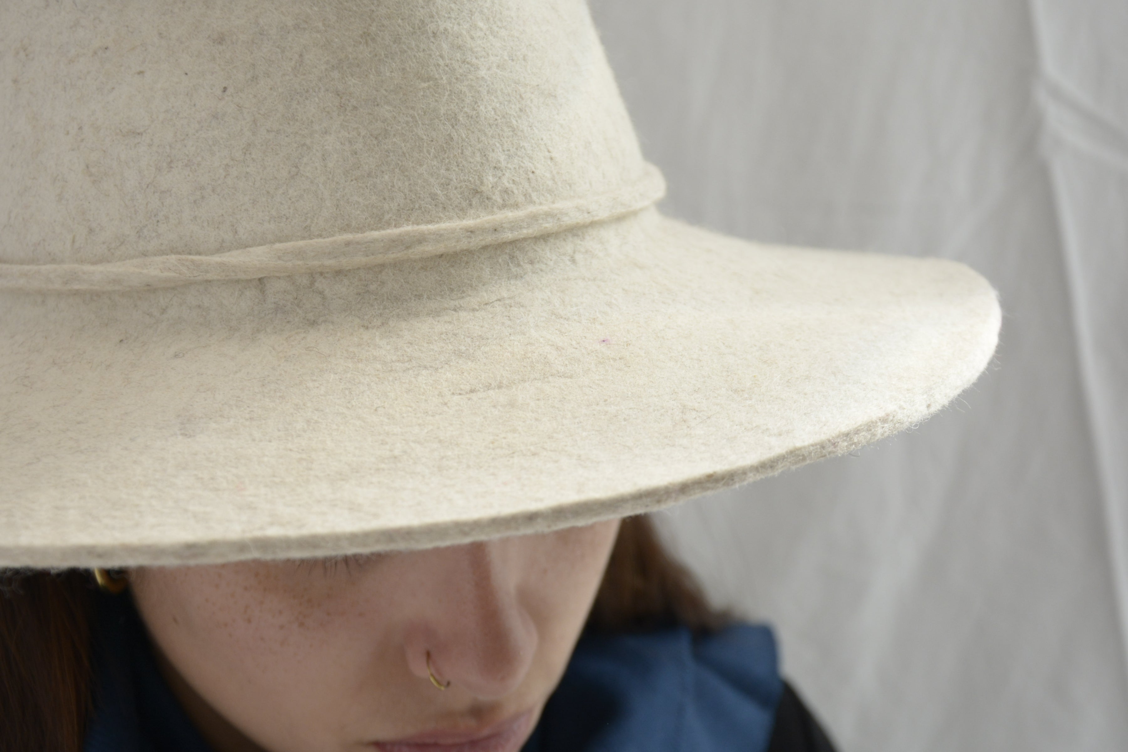 Texture_view_of_alpaca_wool_cream_hat