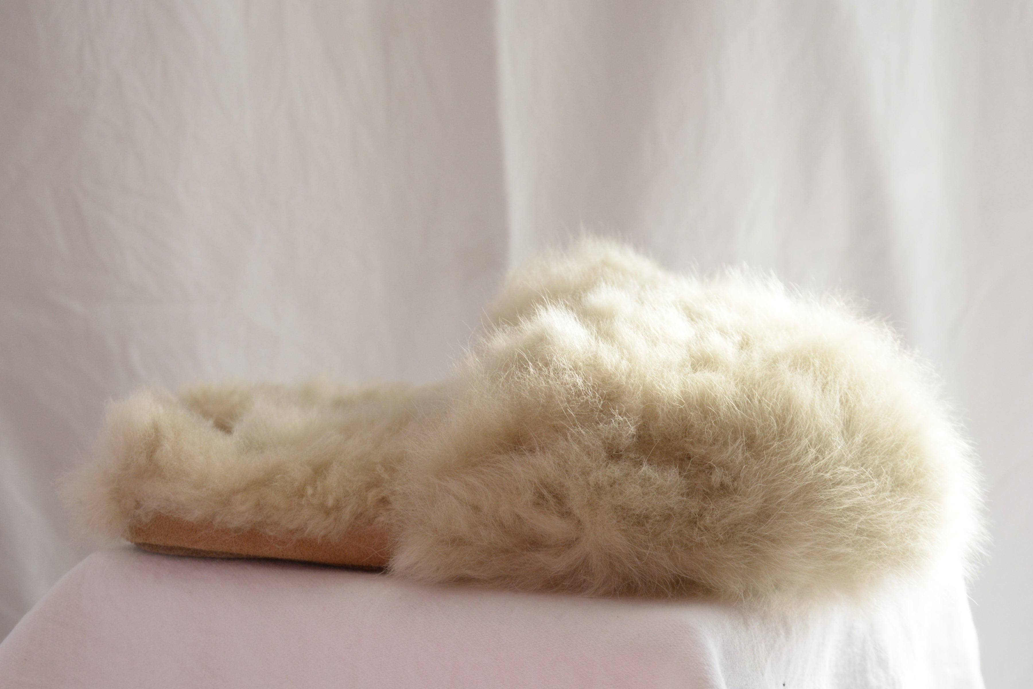 Beige_fancy_slippers_alpaca_en_Peru