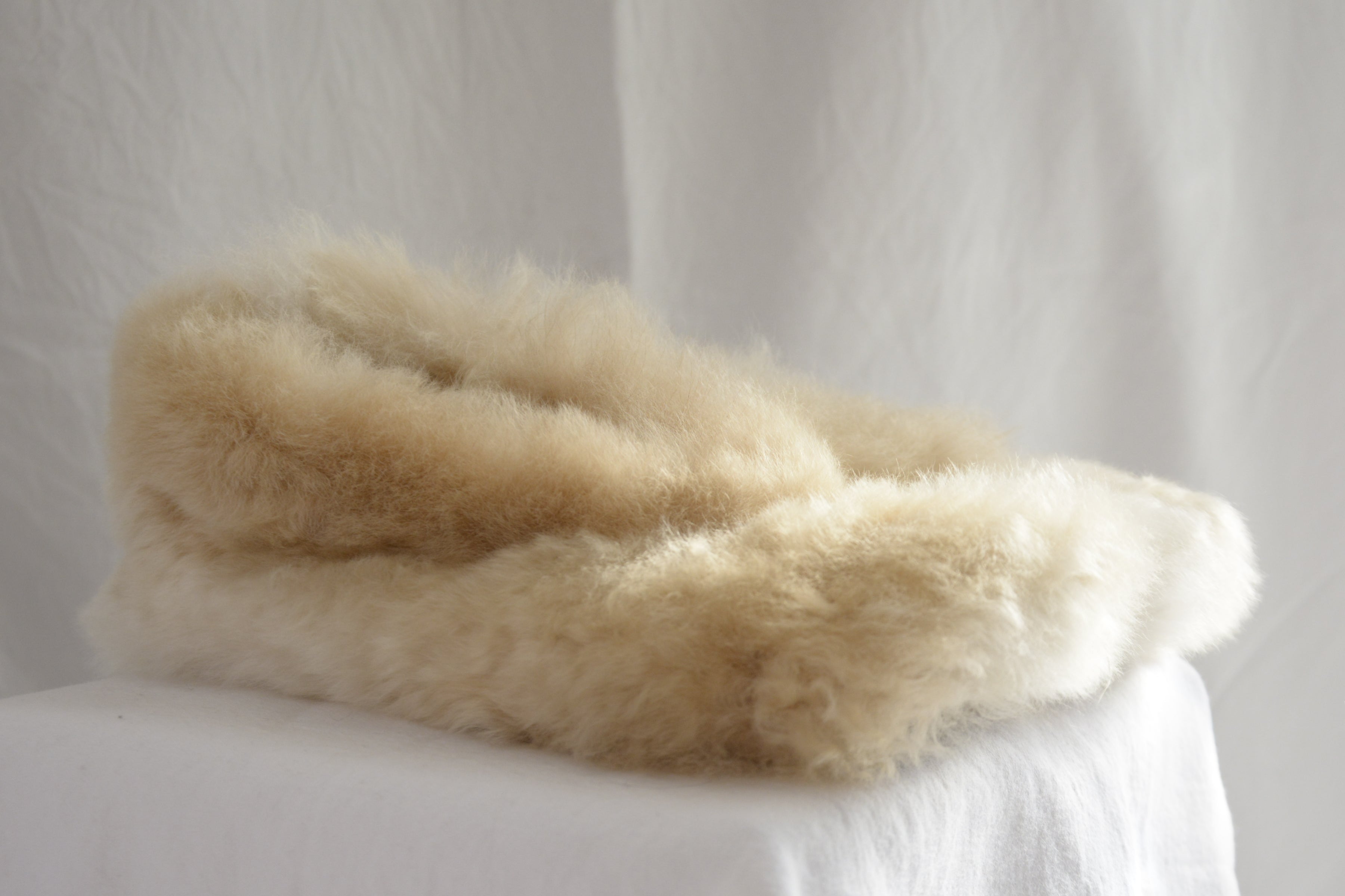 Beige_slippers_alpaca_en_Peru