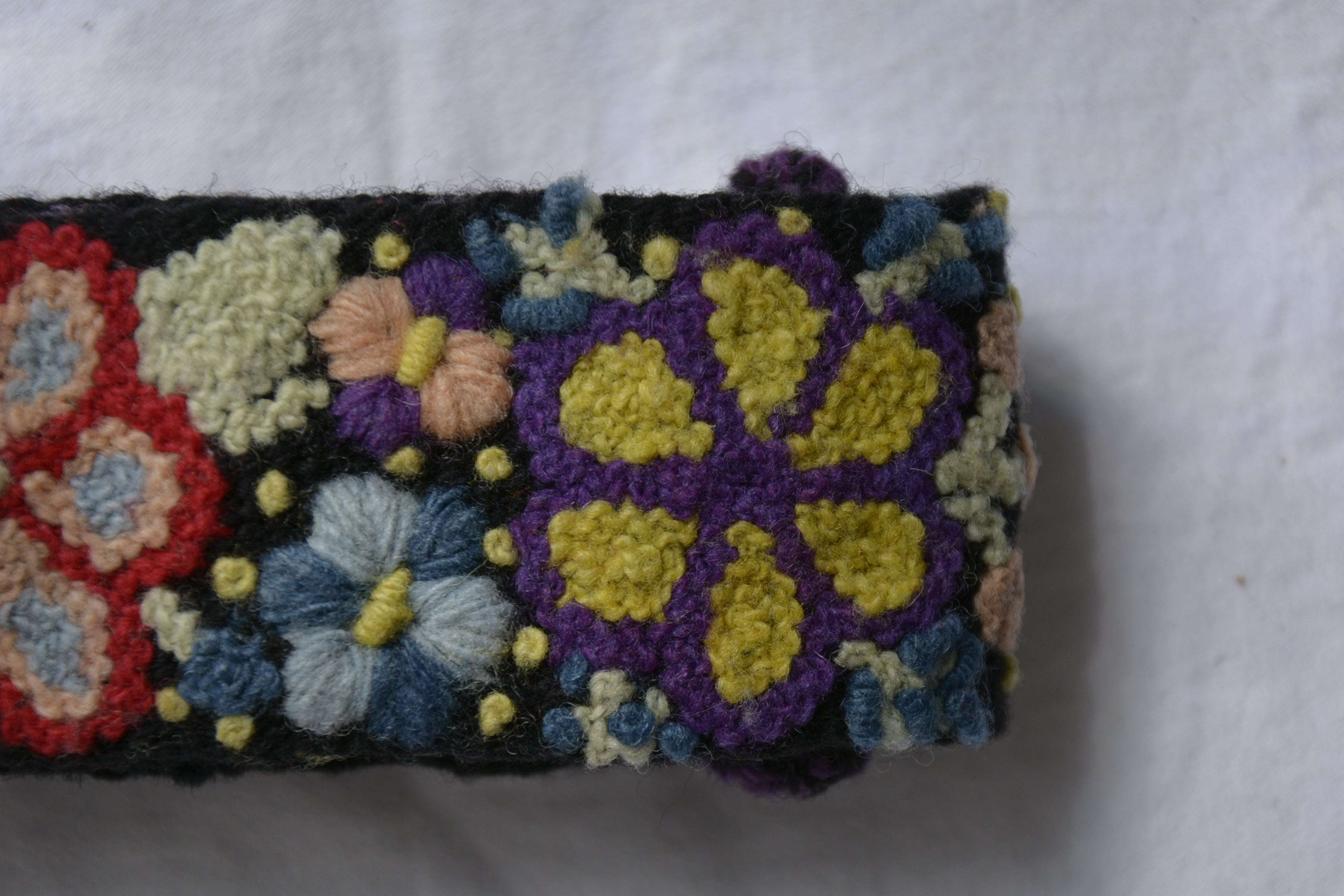 Alpaca_wool_clothing_black_belt_flower_pattern