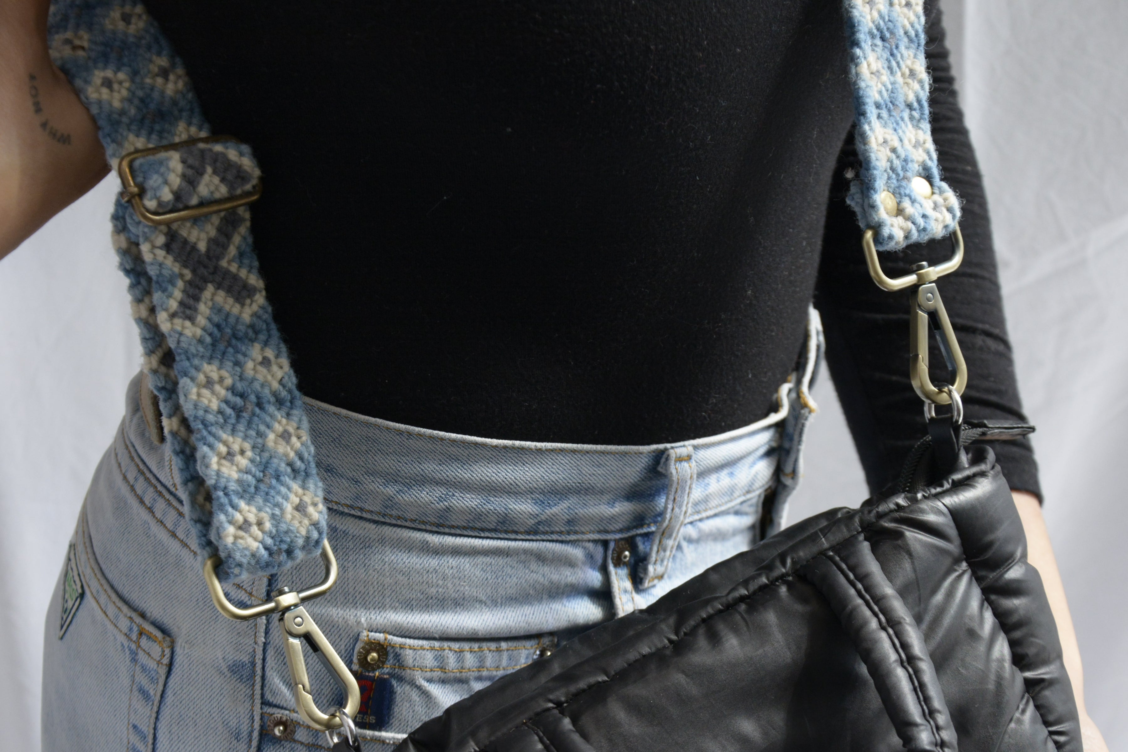 Alpaca_wool_clothing_blue_braid_holding_bag