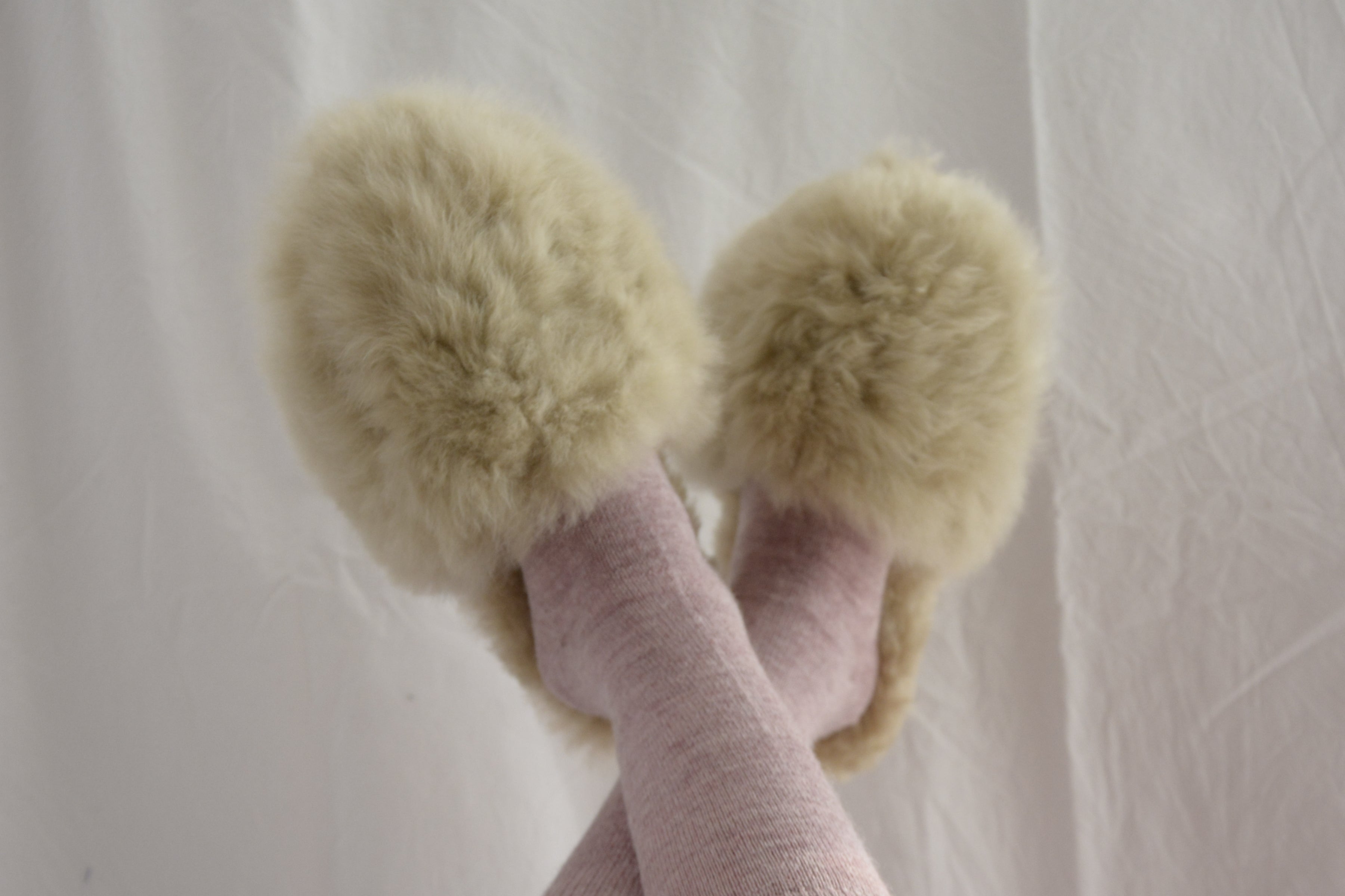 Cream_slippers_feet_point_up_peruvian_wool