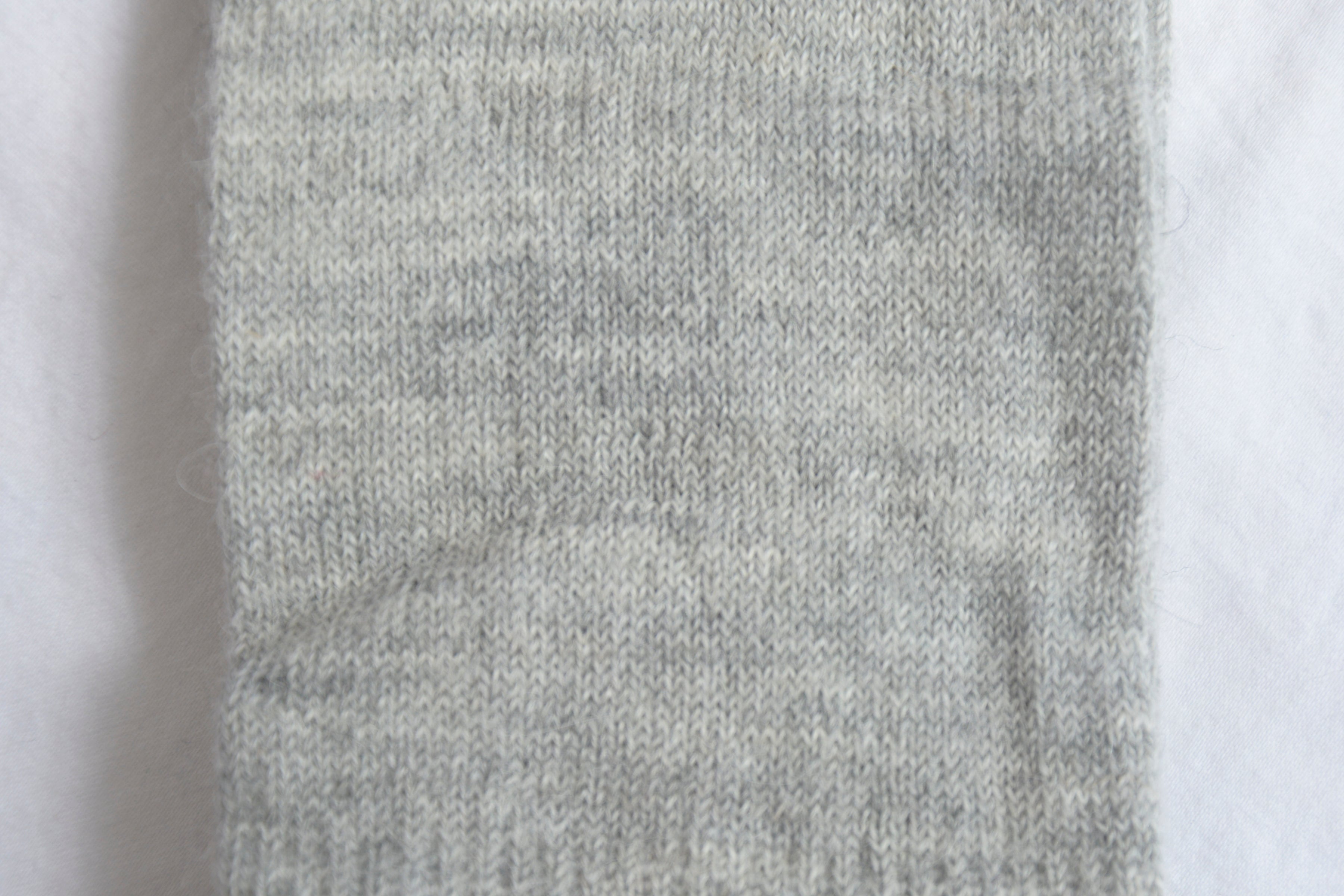 Alpaca_wool_clothing_en_Peru_light_gray_socks