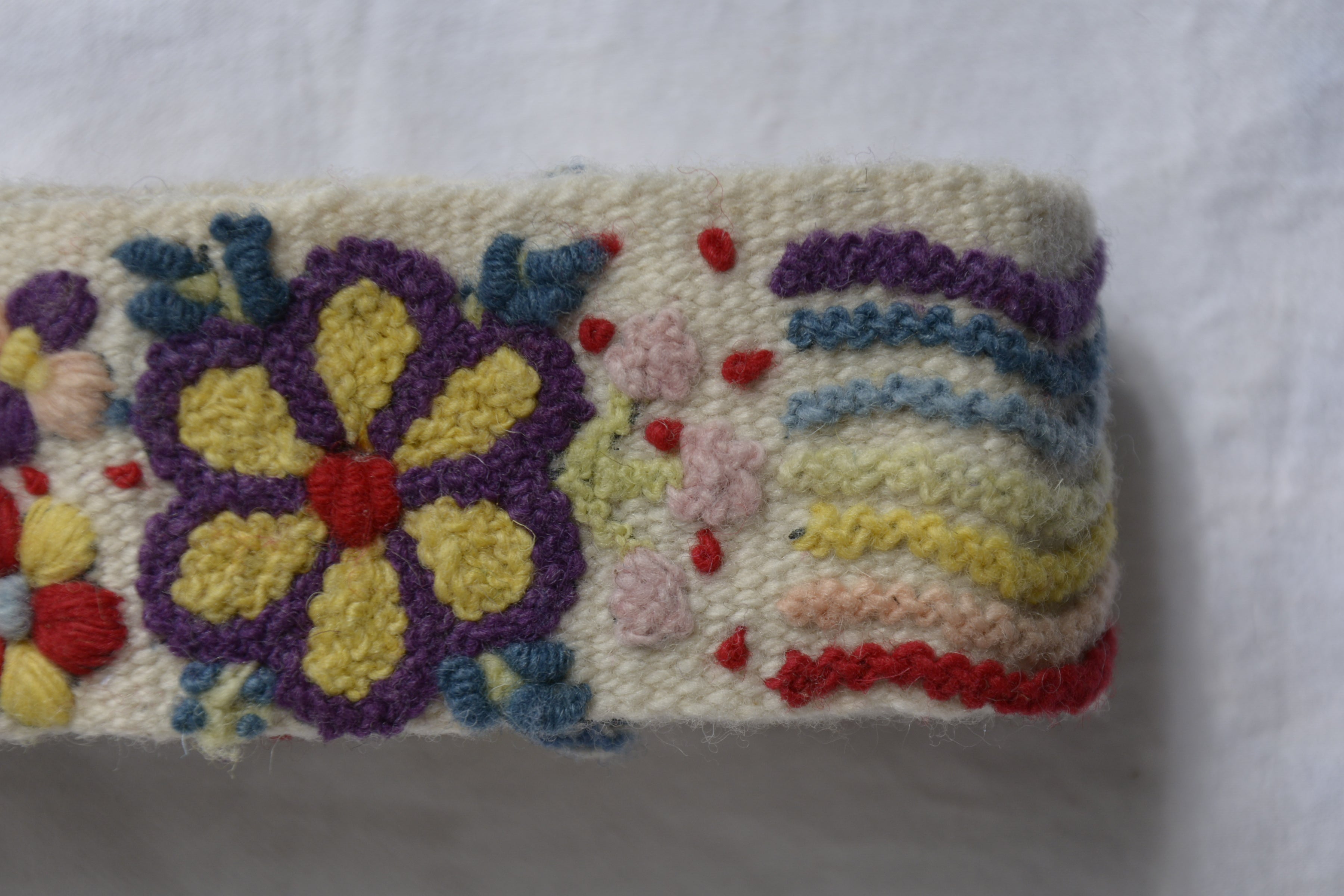 Alpaca_wool_clothing_white_flower_pattern_belt