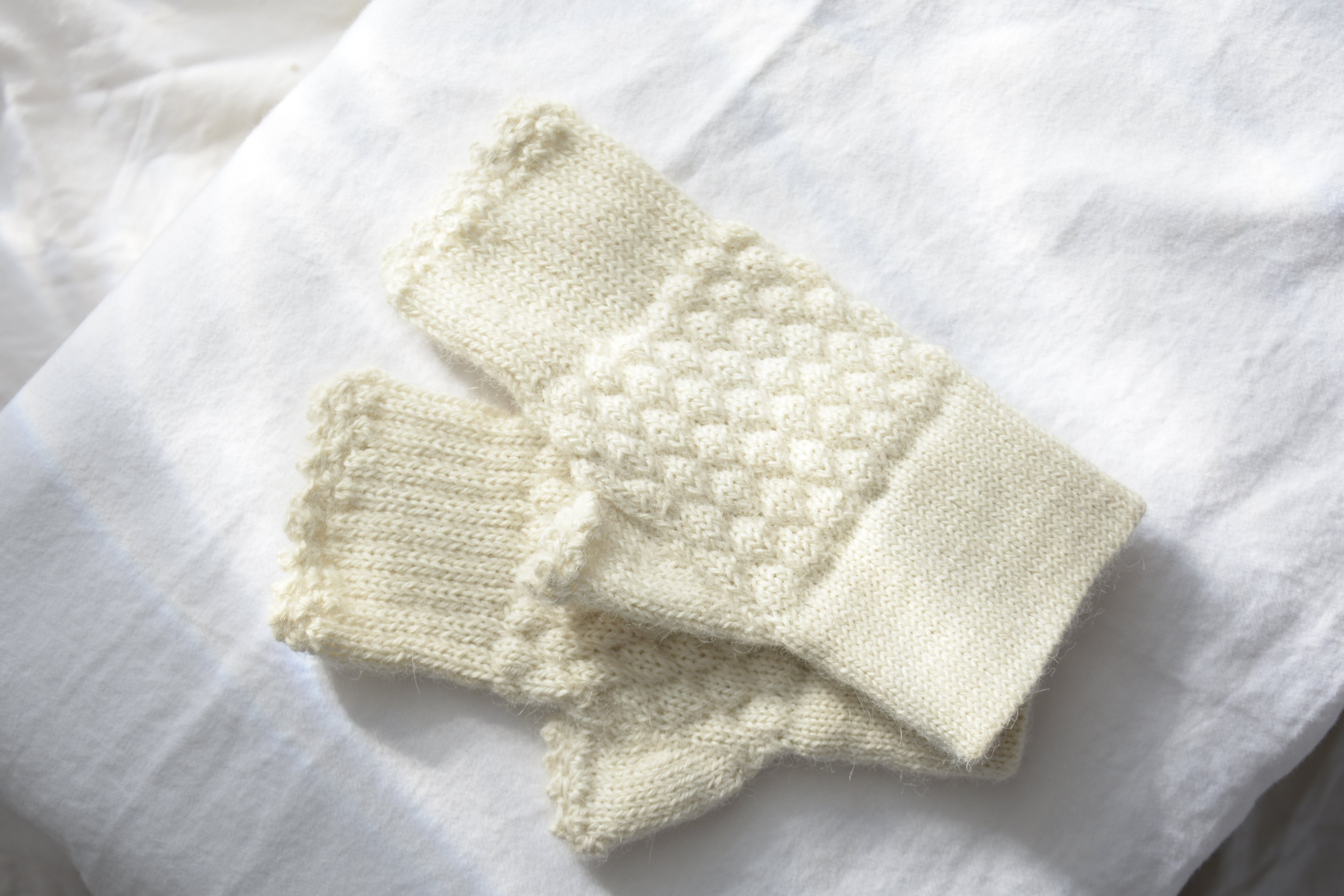 Mittens_honeycomb_pattern_alpaca_wool_white