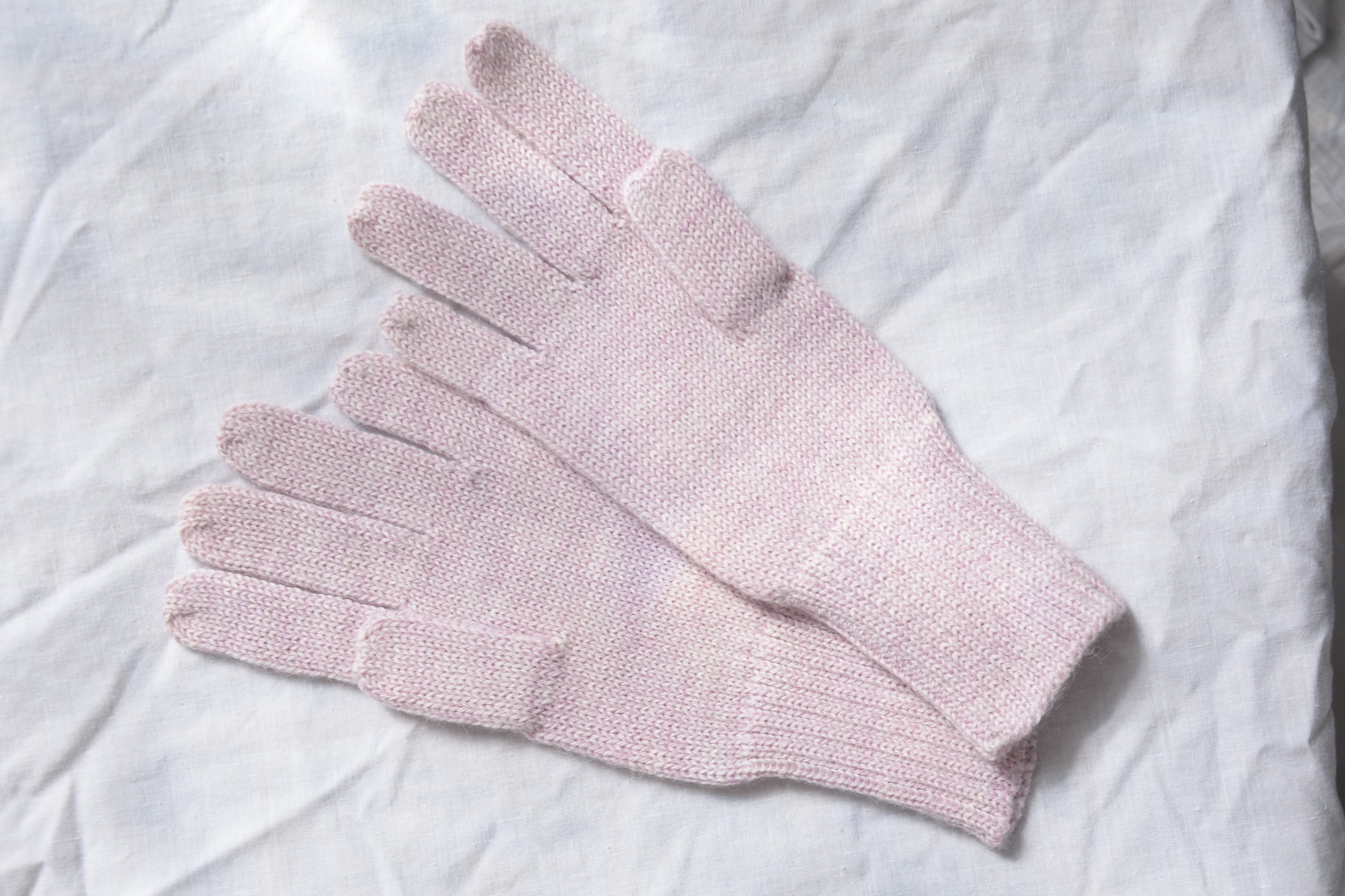 Alpaca_wool_clothing_pink_gloves