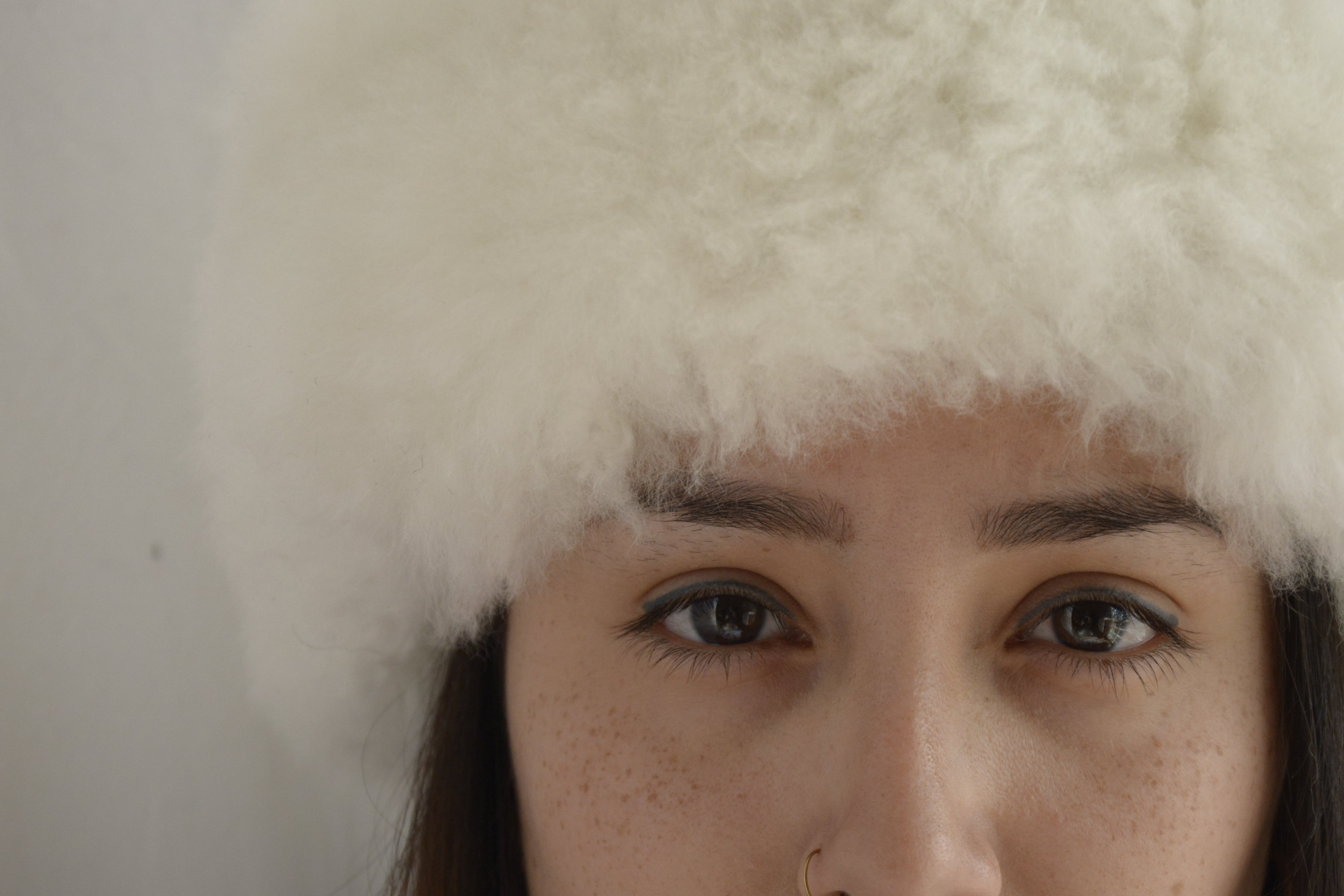 Woman_wearing_white_warmy_hat_peruvian_alpaca_wool