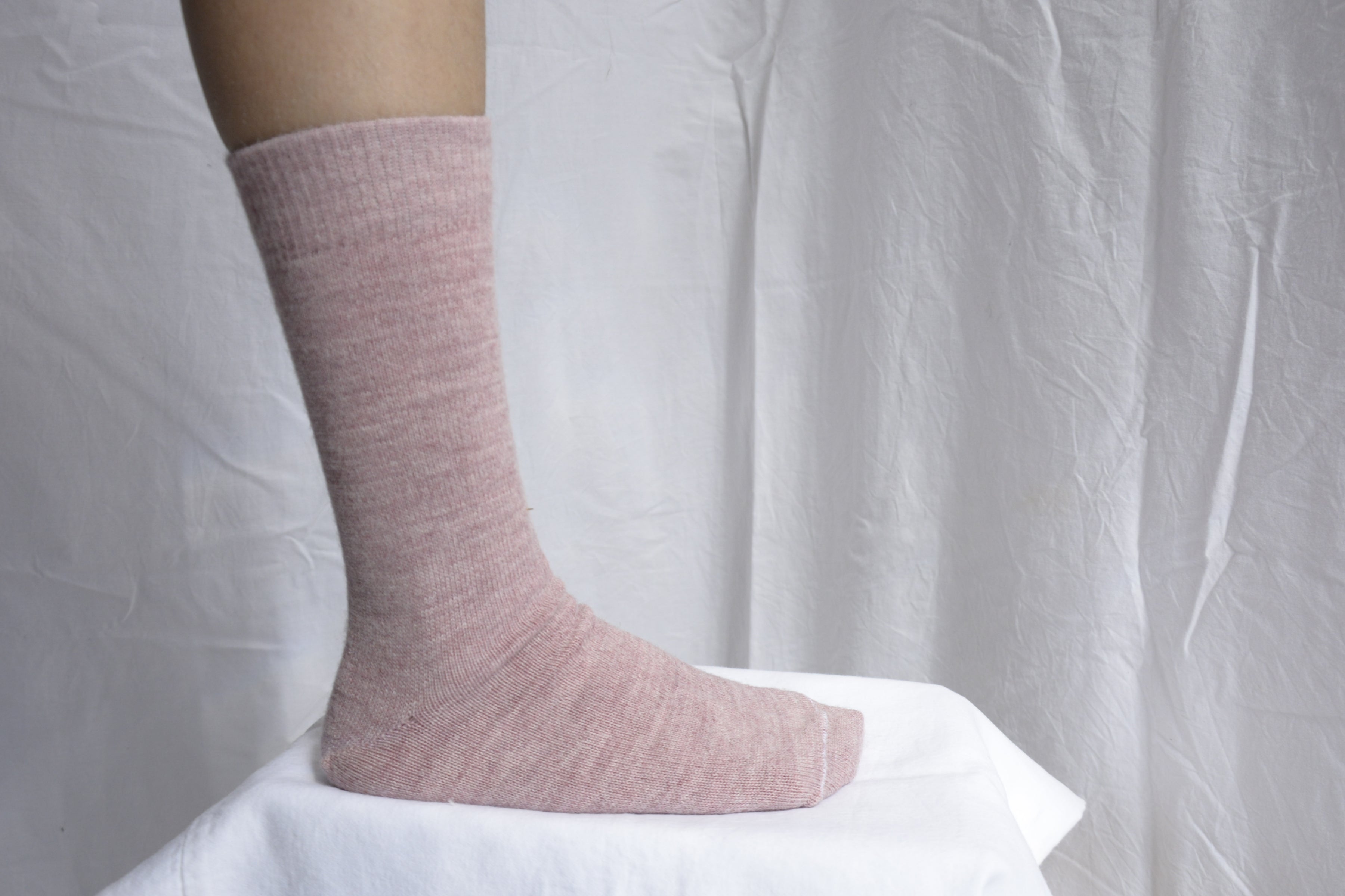 Alpaca_clothes_en_Peru_foot_with_violet_sock