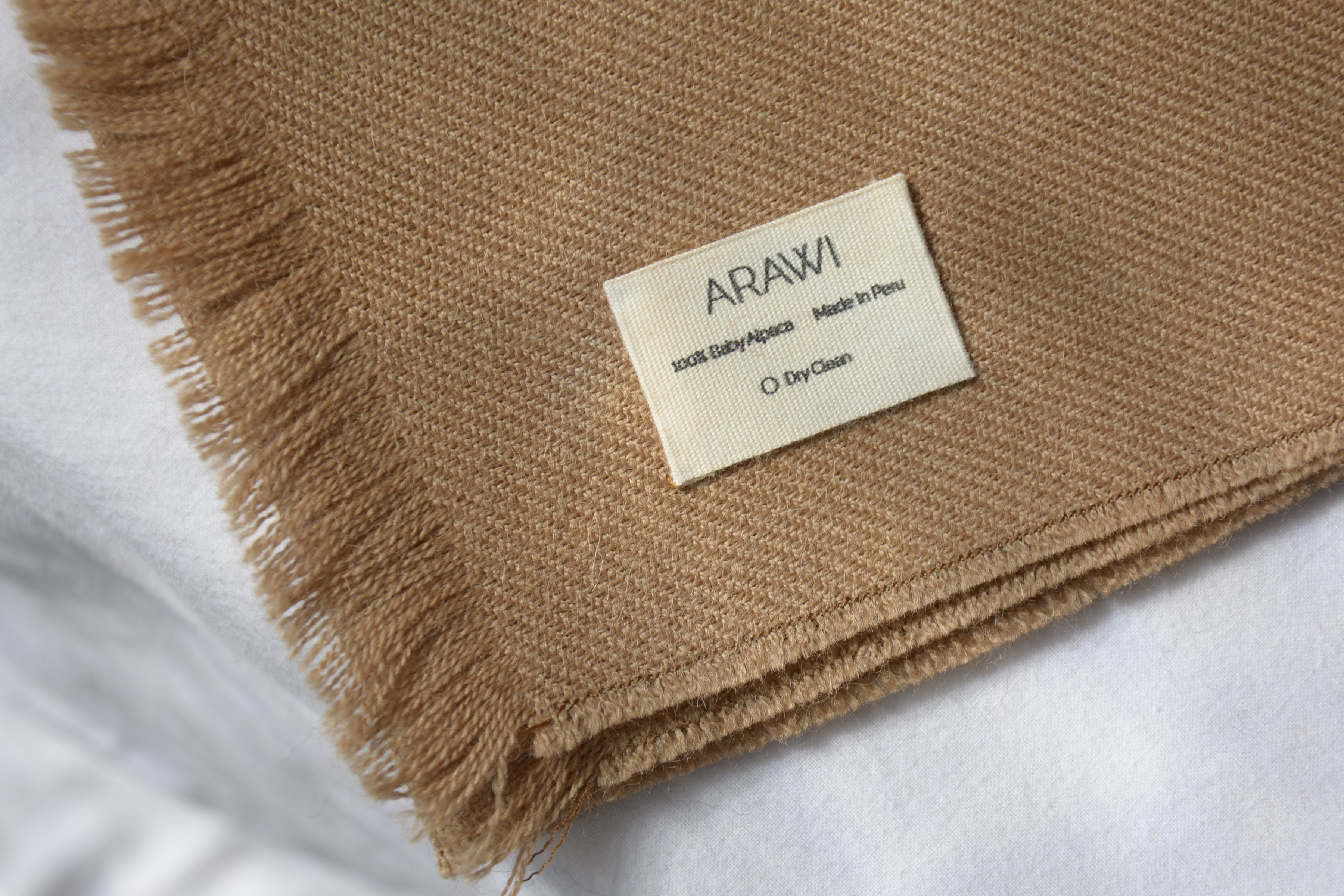 Large_scarf_alpaca_en_Peru_beige_wool