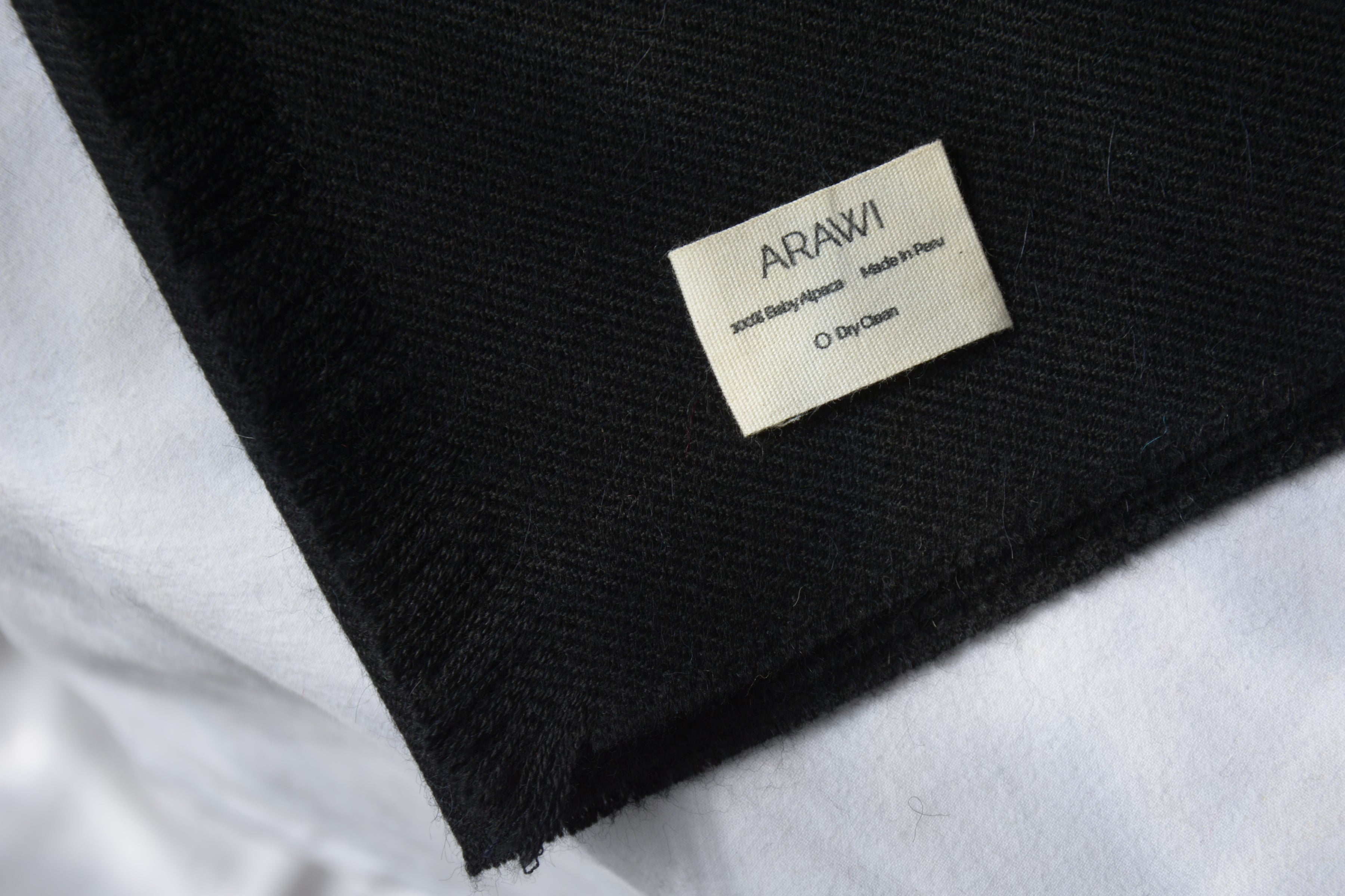 Large_scarf_alpaca_en_Peru_black_wool