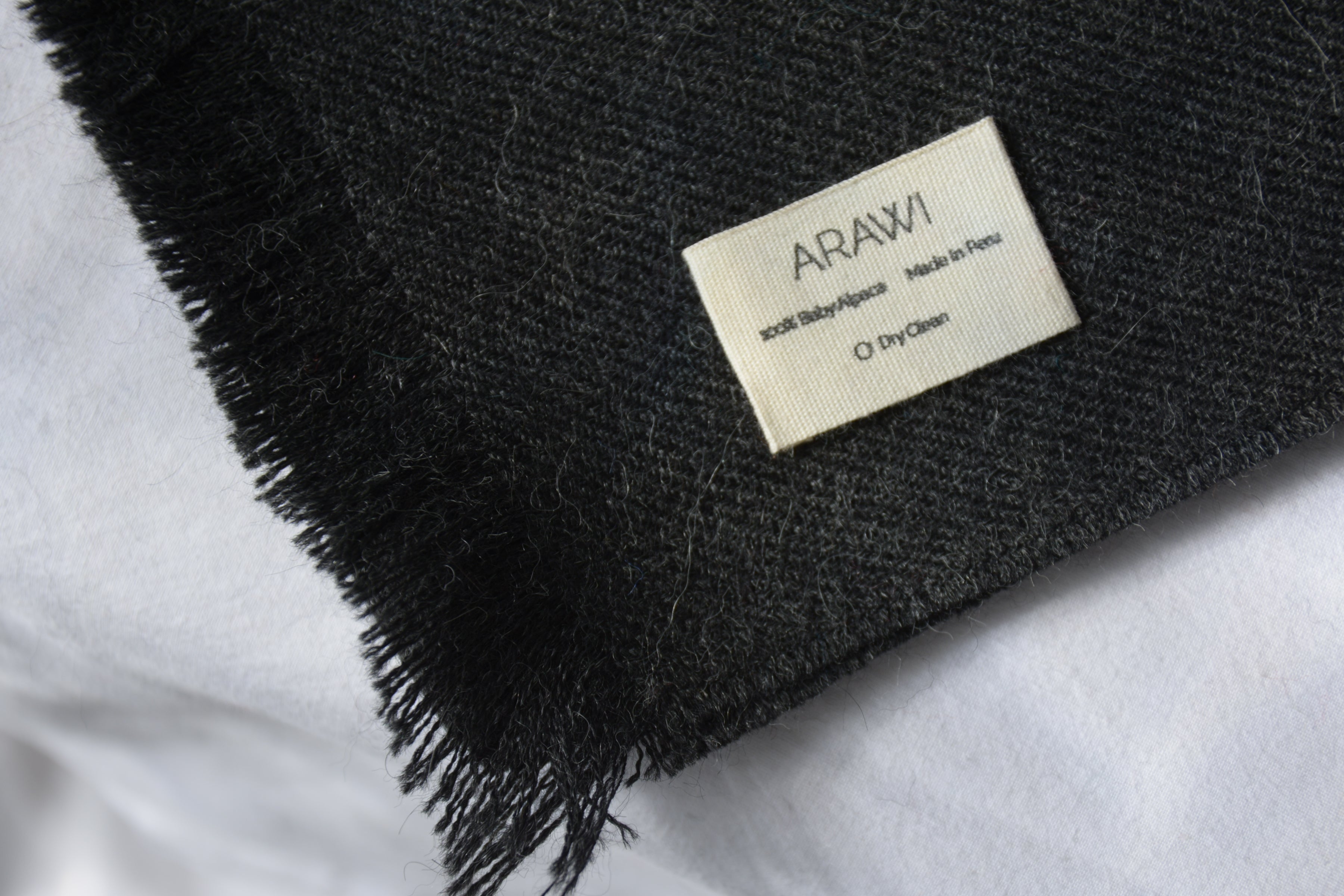 Large_scarf_alpaca_en_Peru_gray_wool
