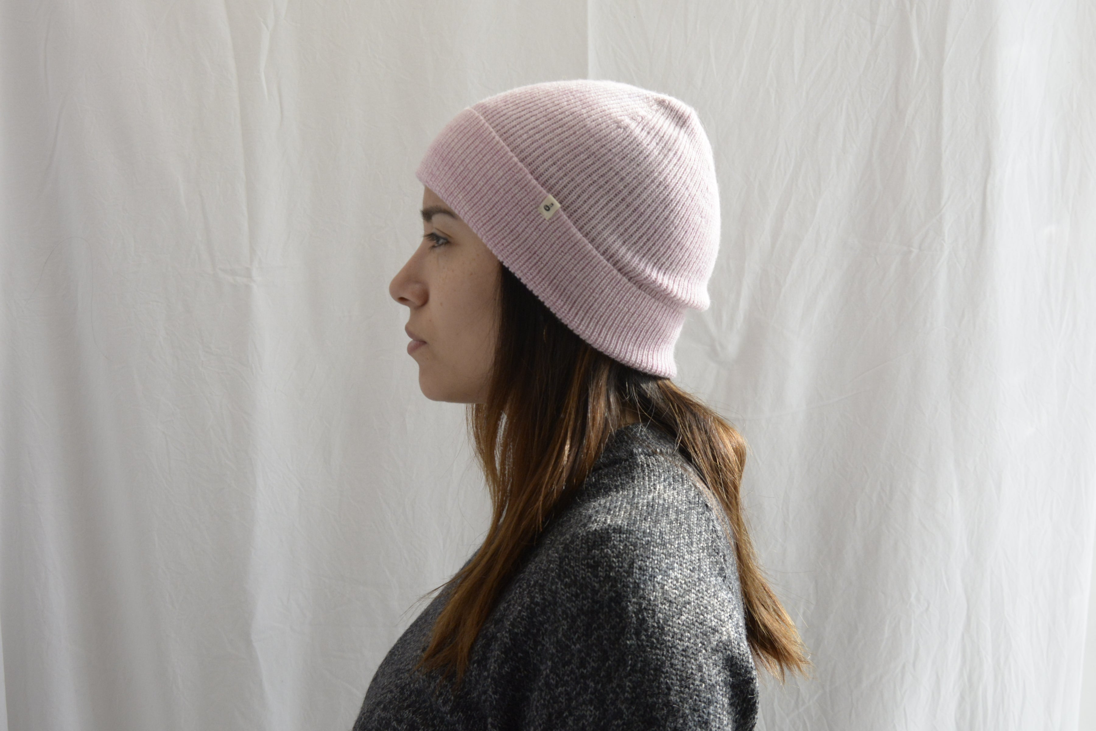 Woman_wearing_alpaca_en_peru_pink_beanie_and_gray_round_neck_sweater