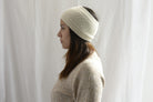 Woman_wearing_alpaca_en_peru_white_head_band_and_cream_round_neck_sweater