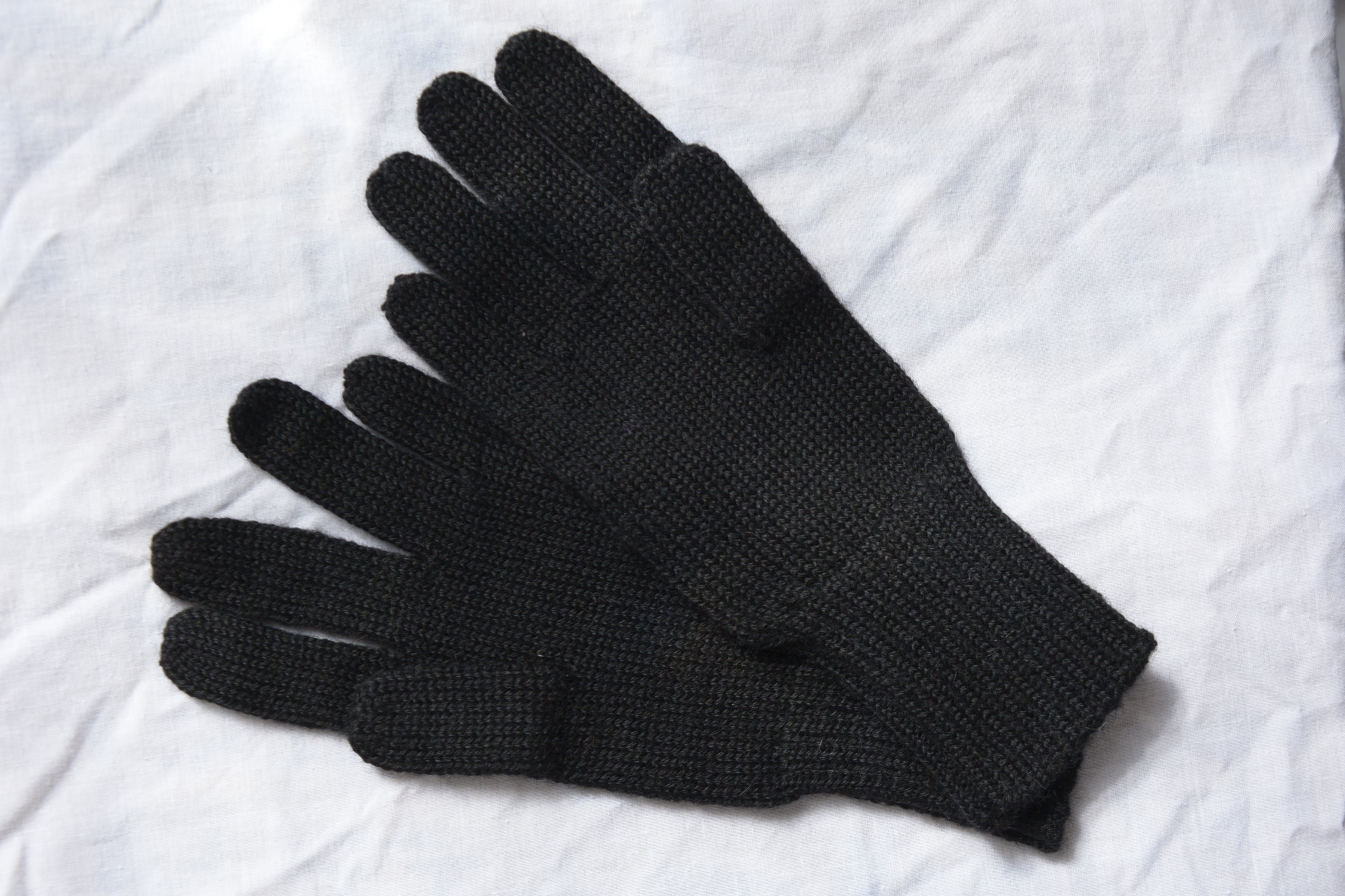 Alpaca_wool_clothing_black_gloves