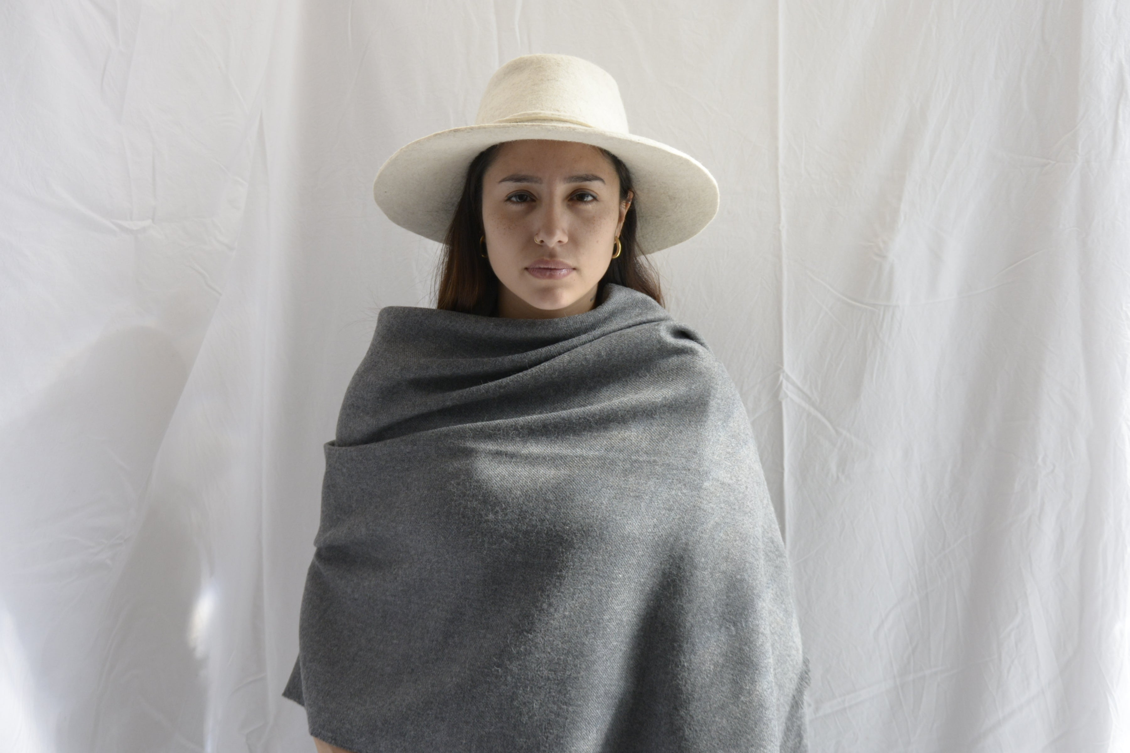 Woman_wearing_cream_hat_and_large_gray_scarf_in_Peru
