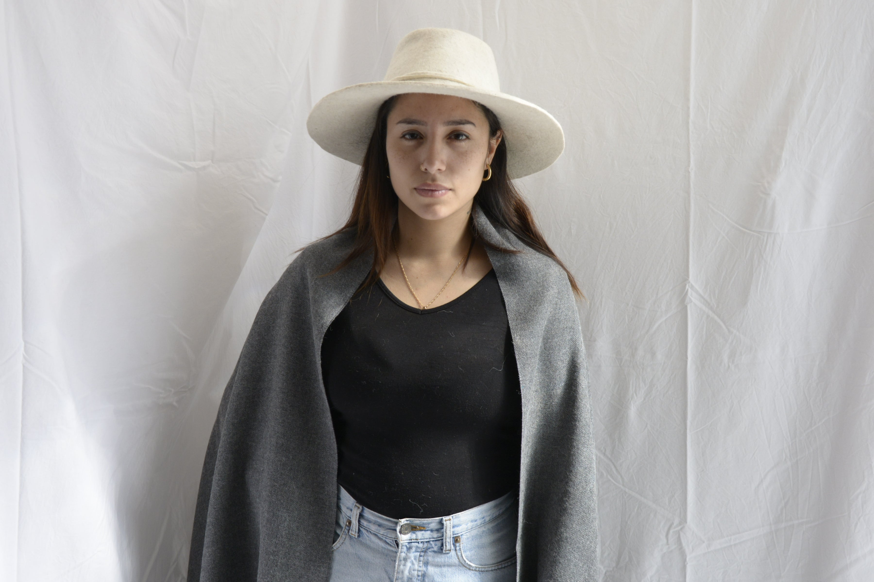 Woman_wearing_cream_hat_and_gray_large_scarf_in_Peru