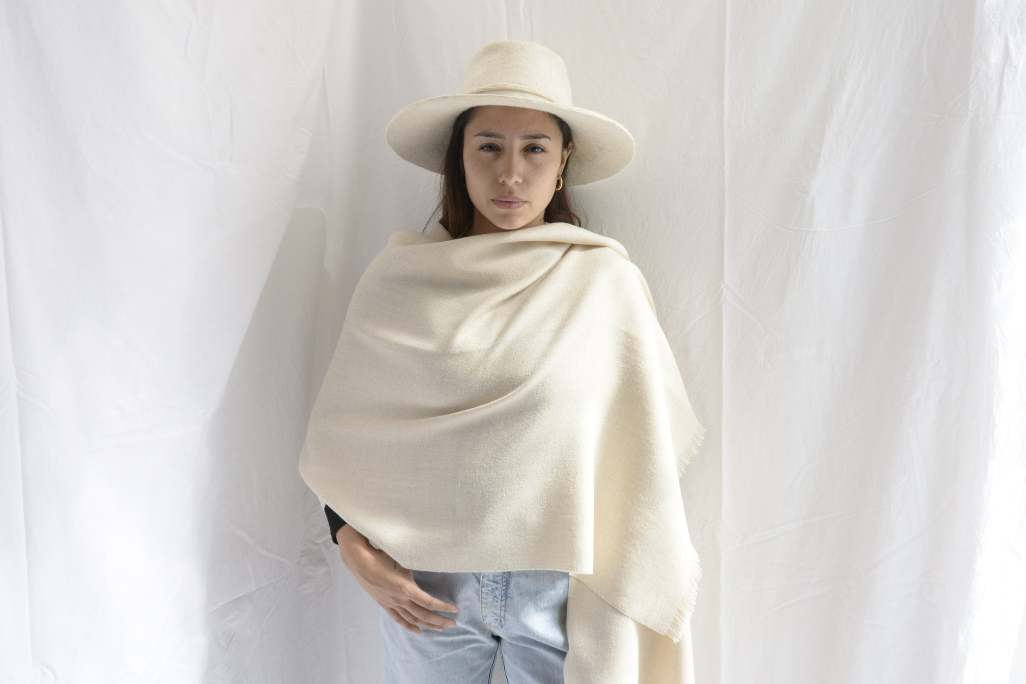 Woman_wearing_cream_hat_and_large_scarf_in_Peru