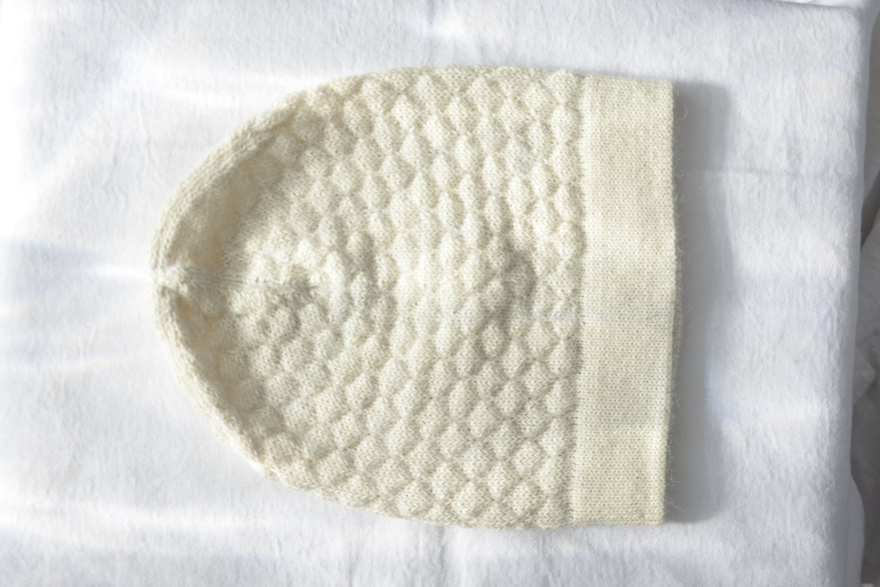 Honeycomb_pattern_fancy_white_beanie_alpaca_peruvian_wool