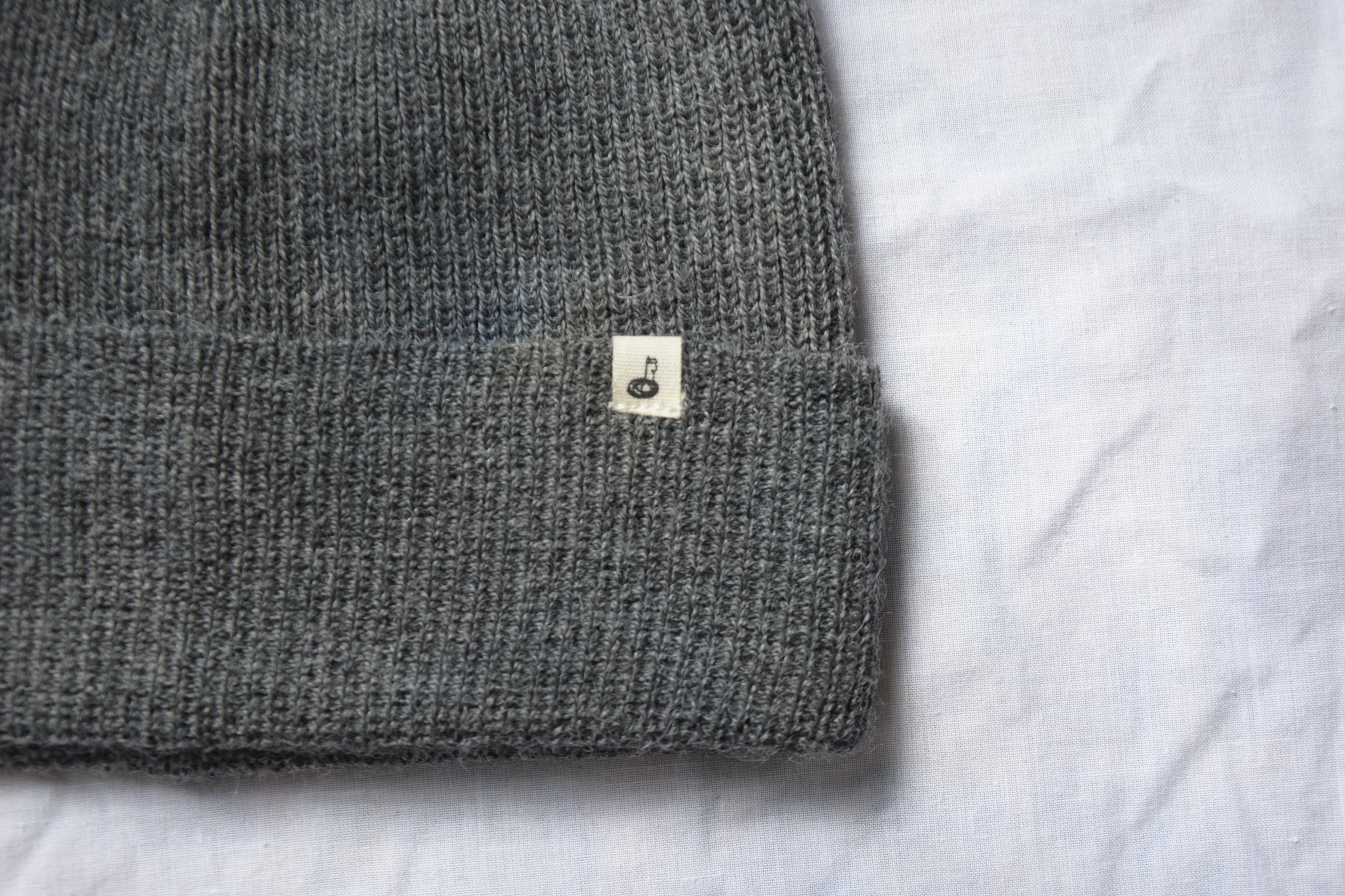 Gray_beanie_closer_view_with_logo