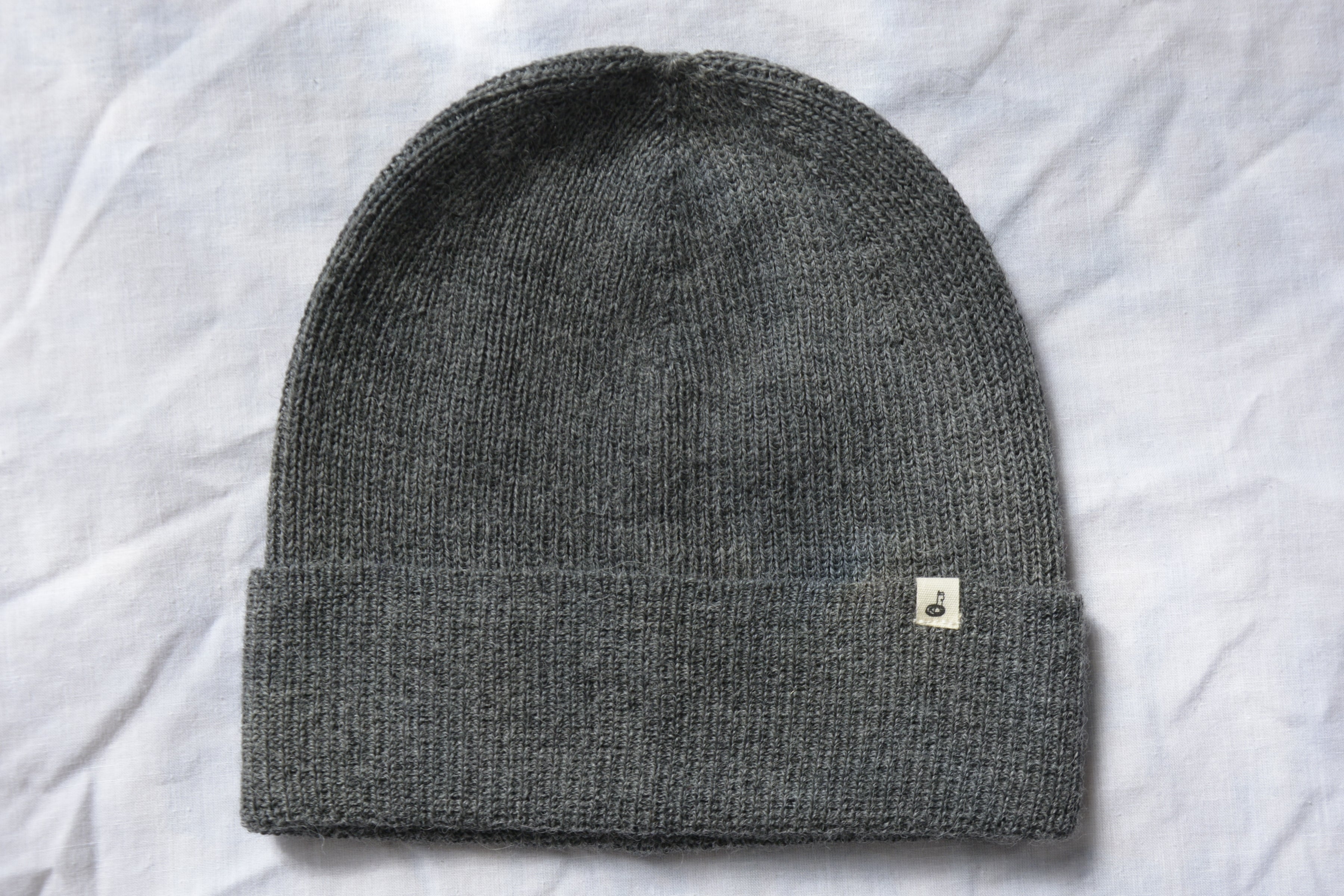 Gray_beanie_Alpaca_en_Peru