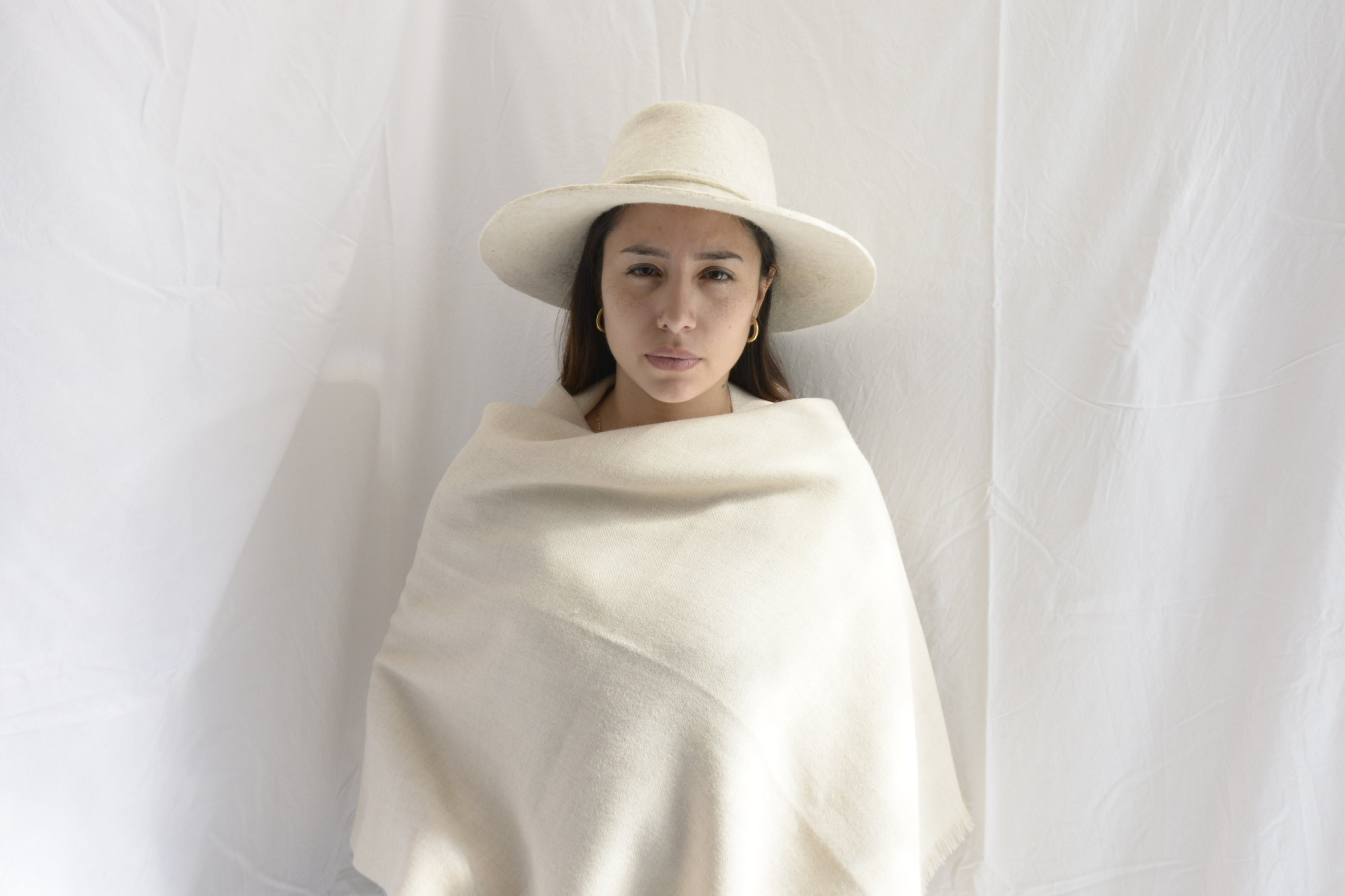Woman_wearing_cream_hat_and_large_scarf_in_Peru