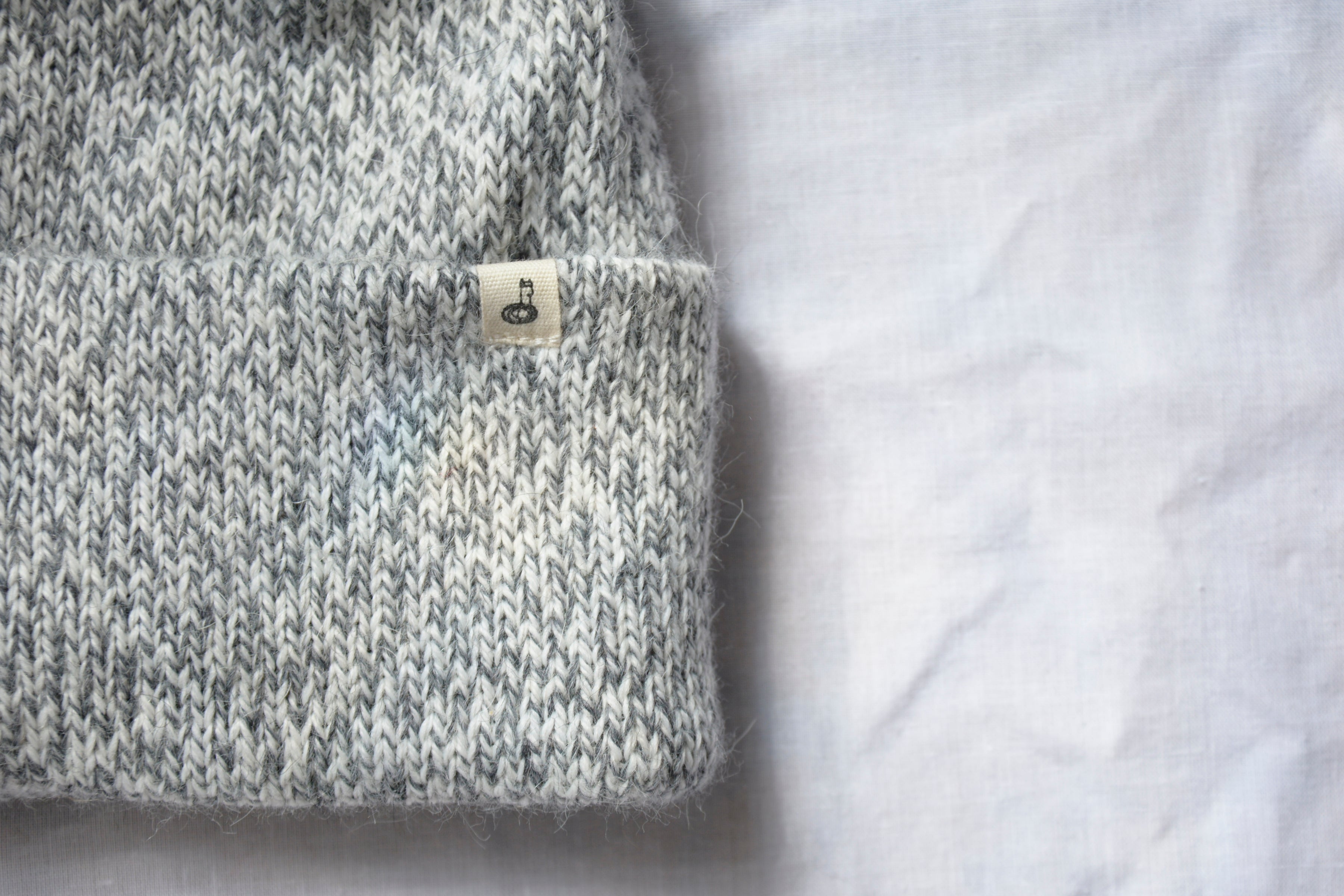Light_gray_beanie_closer_with_logo