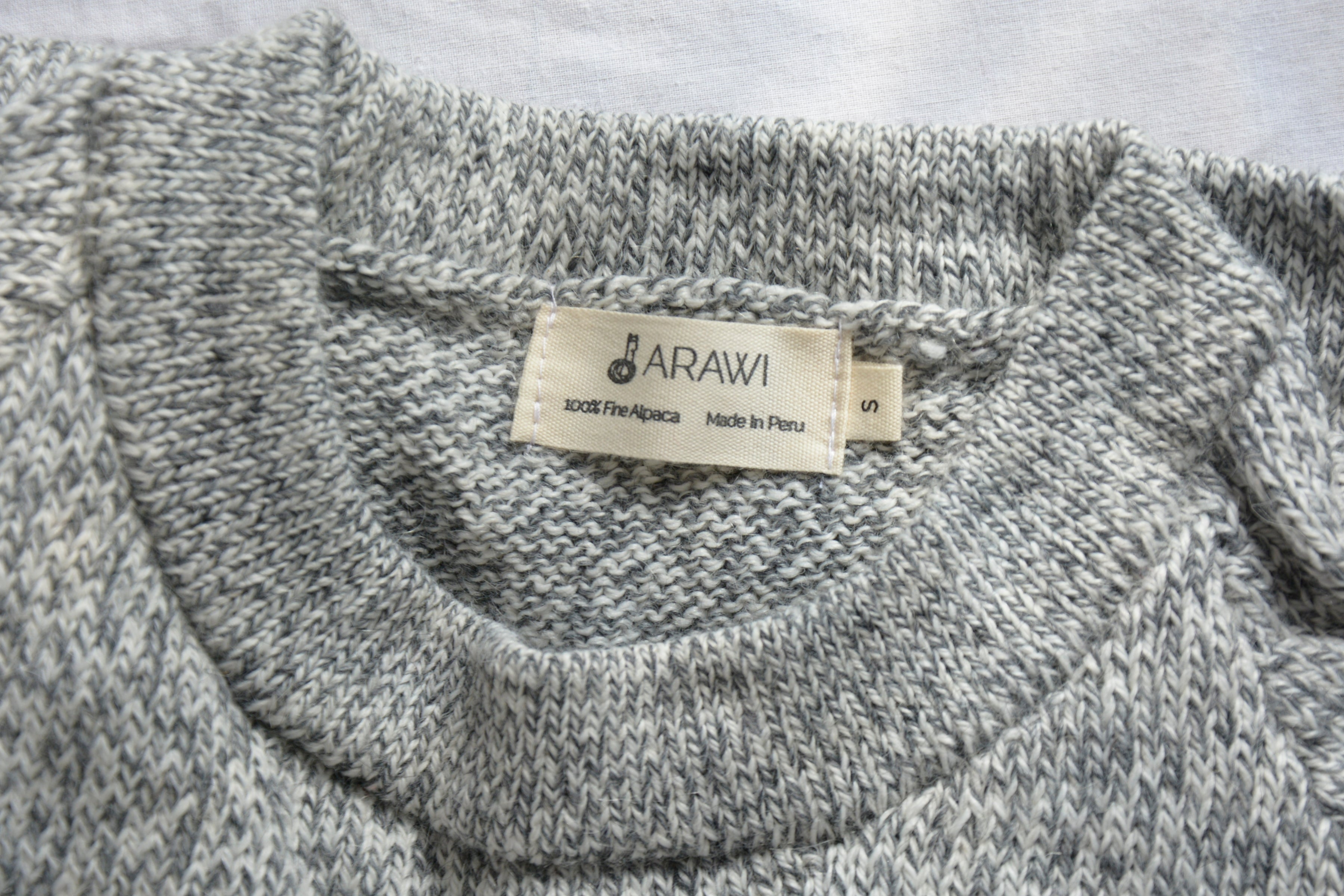 Alpaca_wool_clothes_in_Peru_light_grey_colored