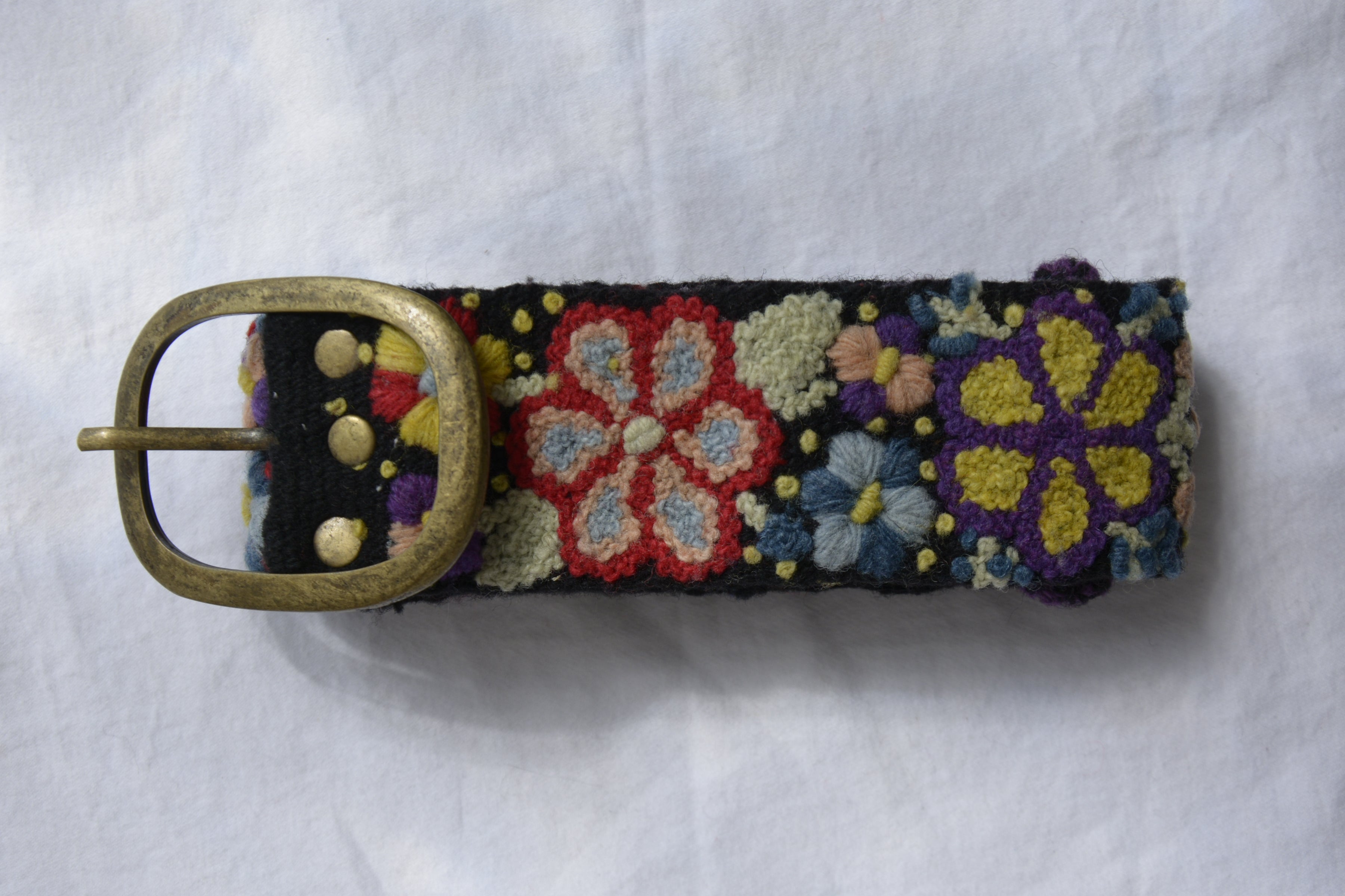Alpaca_wool_clothing_black_belt_flower_pattern_buckle